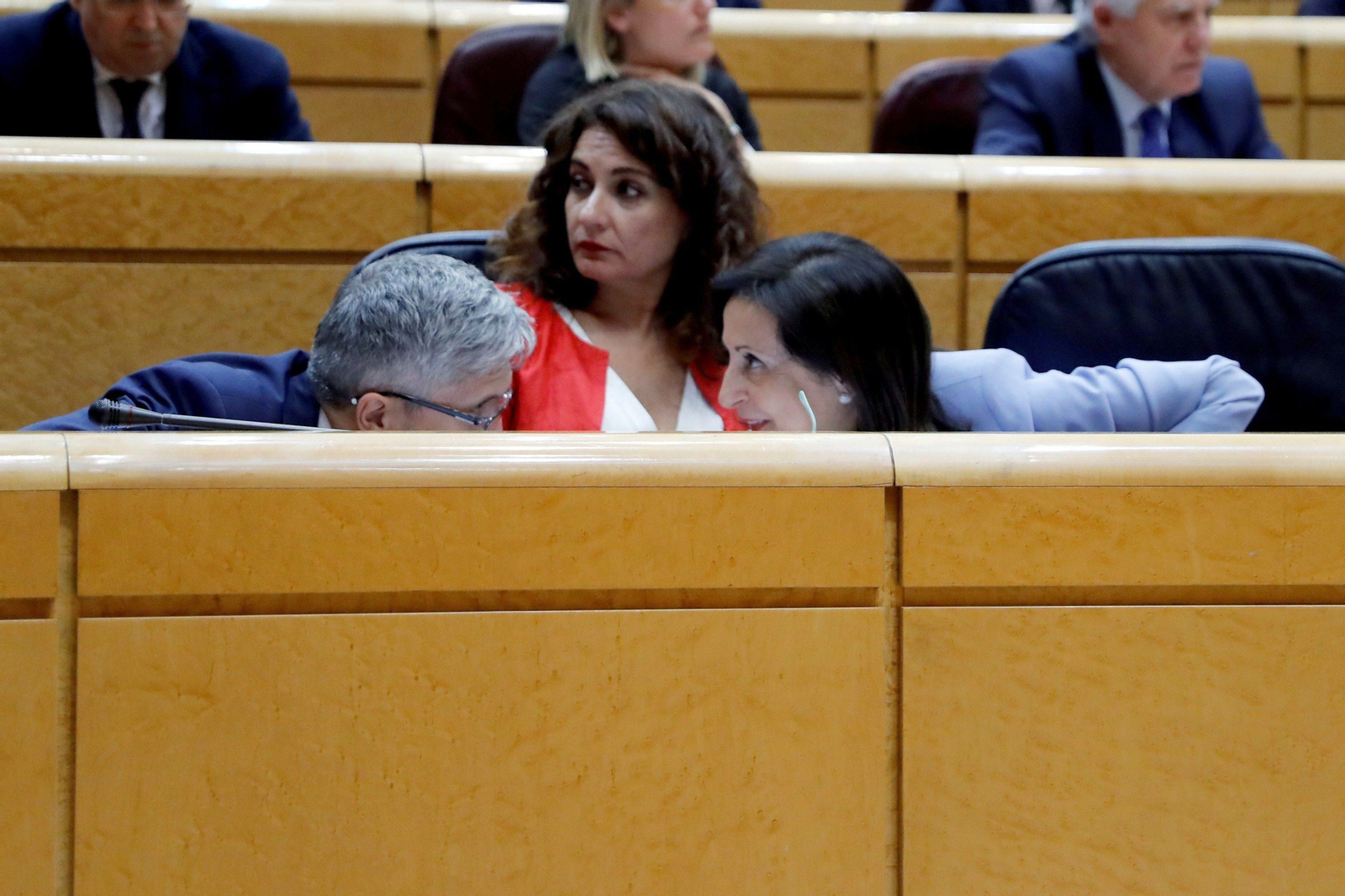 Fernando Grande-Maslaska charla con Margarita Robles con María Jesús Montero entre ambos ayer en el Senado.