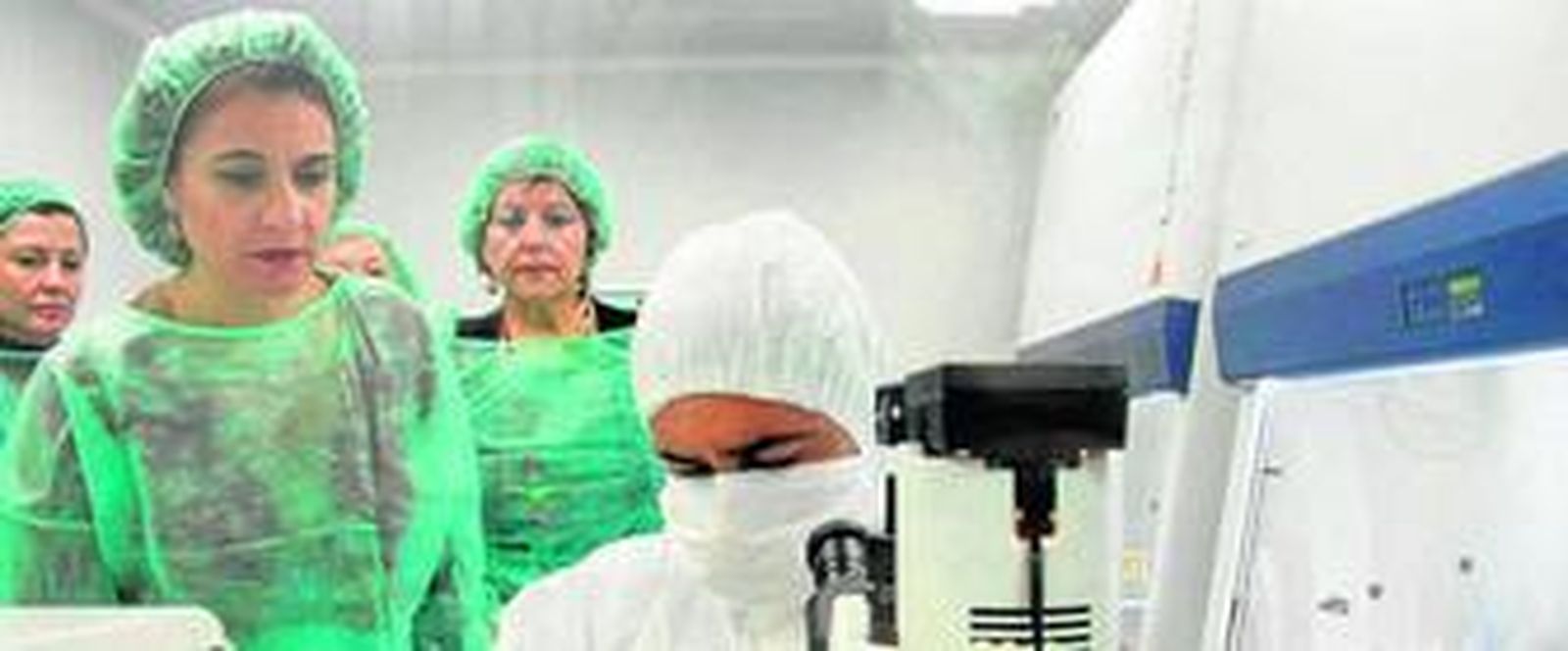 La consejera de Salud, María Jesús Montero, durante la visita, ayer, a la 'sala blanca' del Carlos Haya.