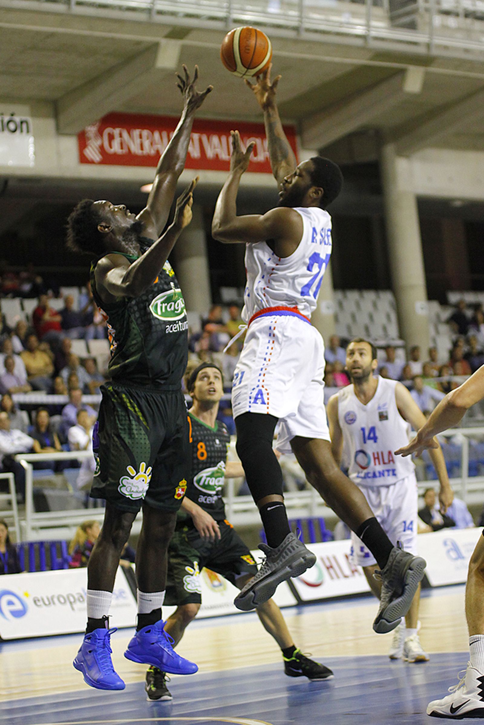 El jugador del Morón Cheick Sekeou Conde pugna con Sidibe, del Lucentum.