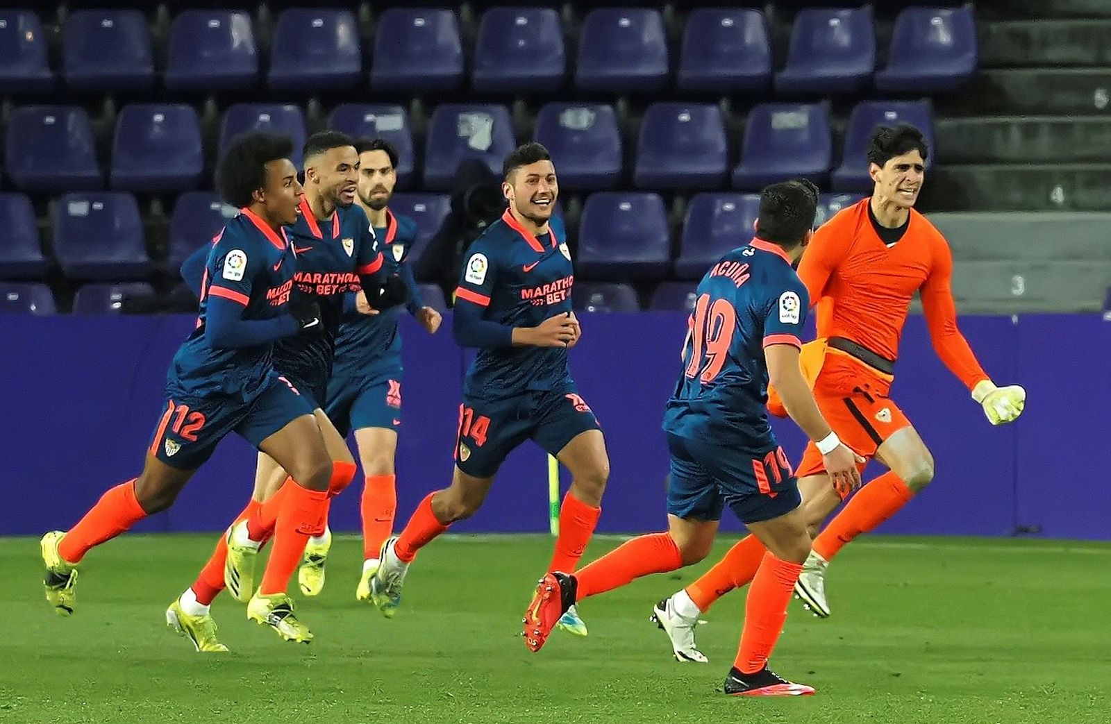 Bono corre a celebrar su gol en el minuto 94 perseguido por sus compañeros.
