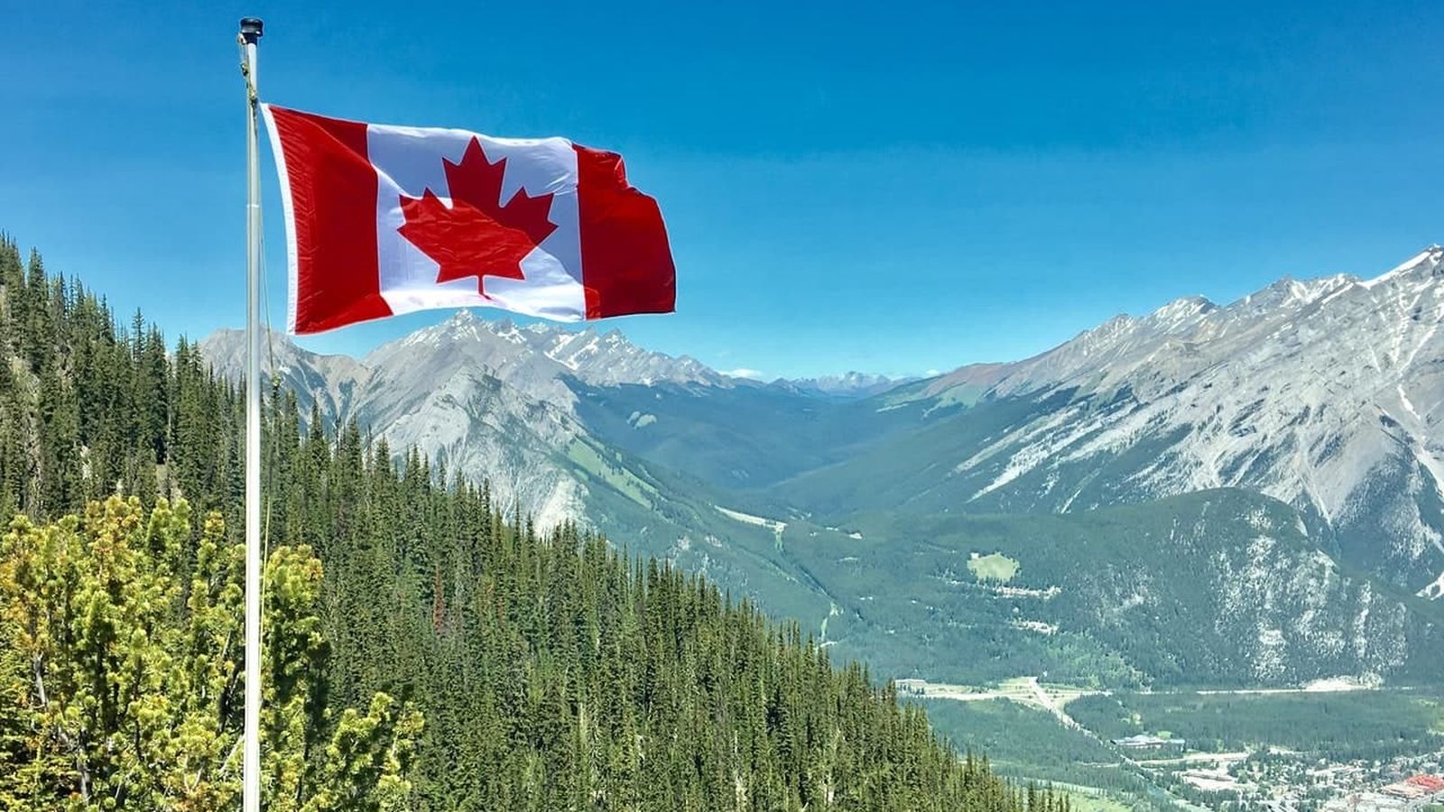 La bandera de Canadá ondeando
