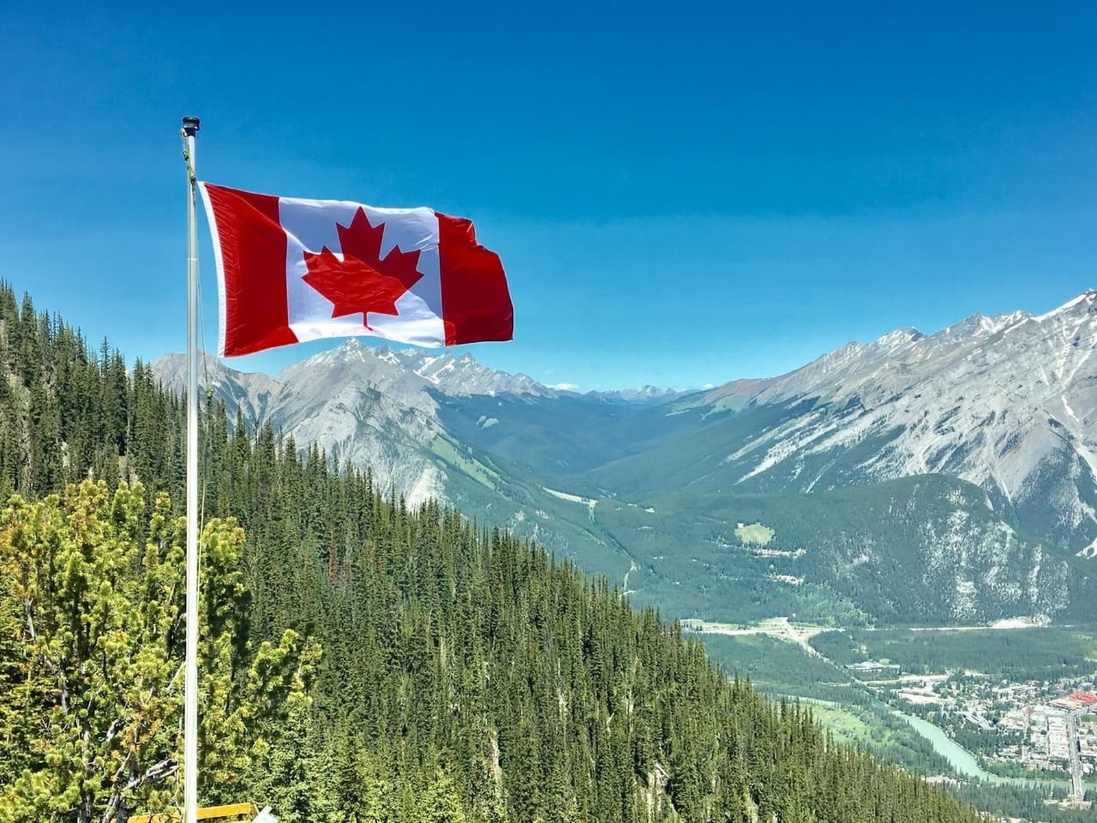 La bandera de Canadá ondeando