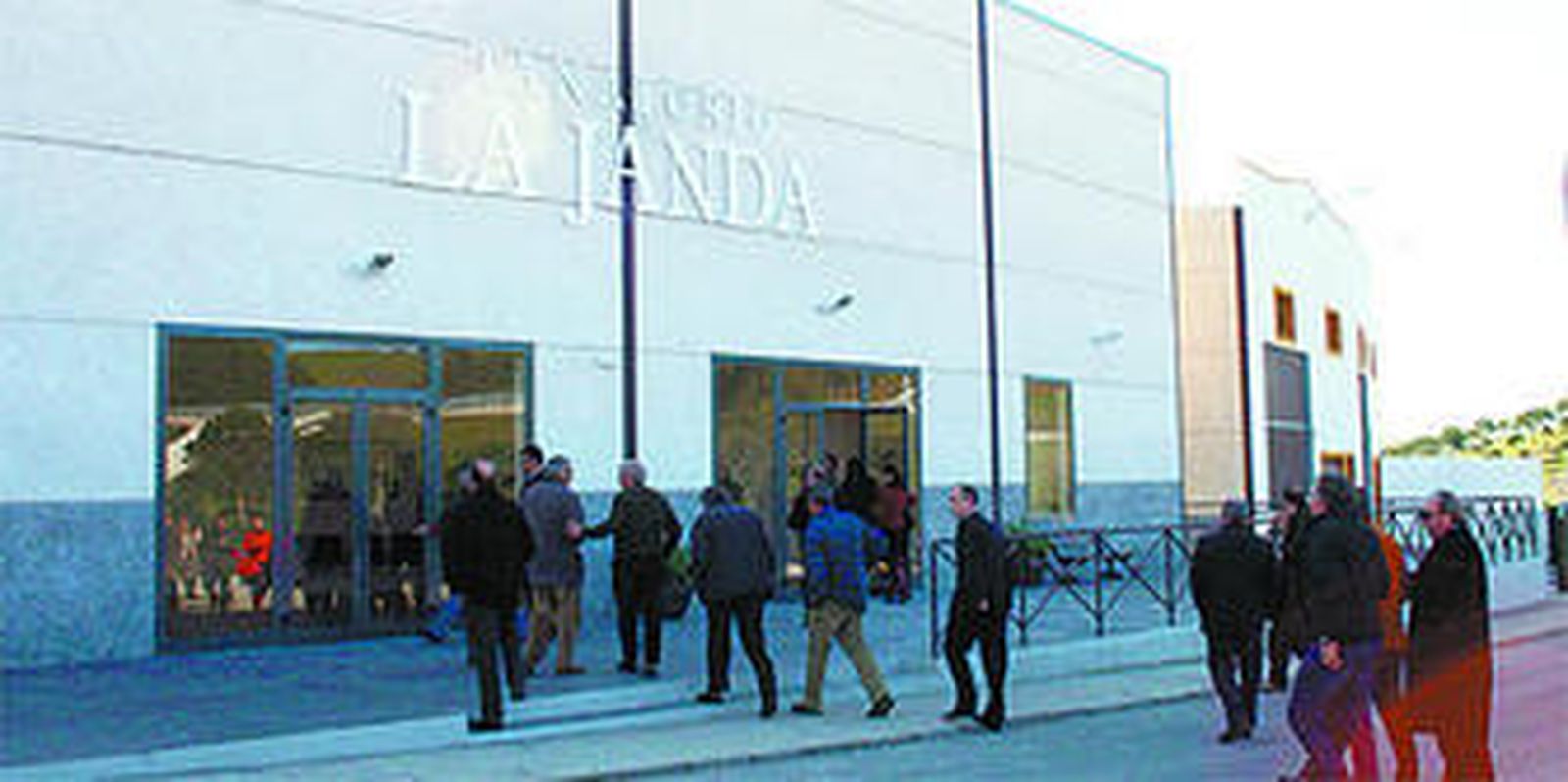 Asistentes a la inauguración del tanatorio llegando a las instalaciones.