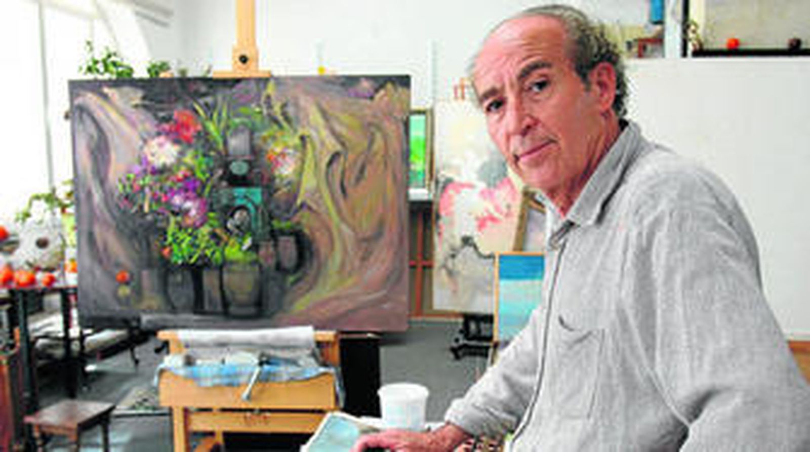 El artista posa con una de sus conocidas obras, en una imagen de archivo.