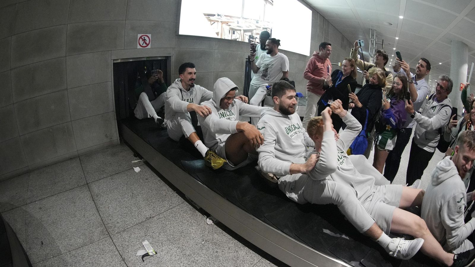 Alegría y éxtasis en la llegada del Unicaja al aeropuerto