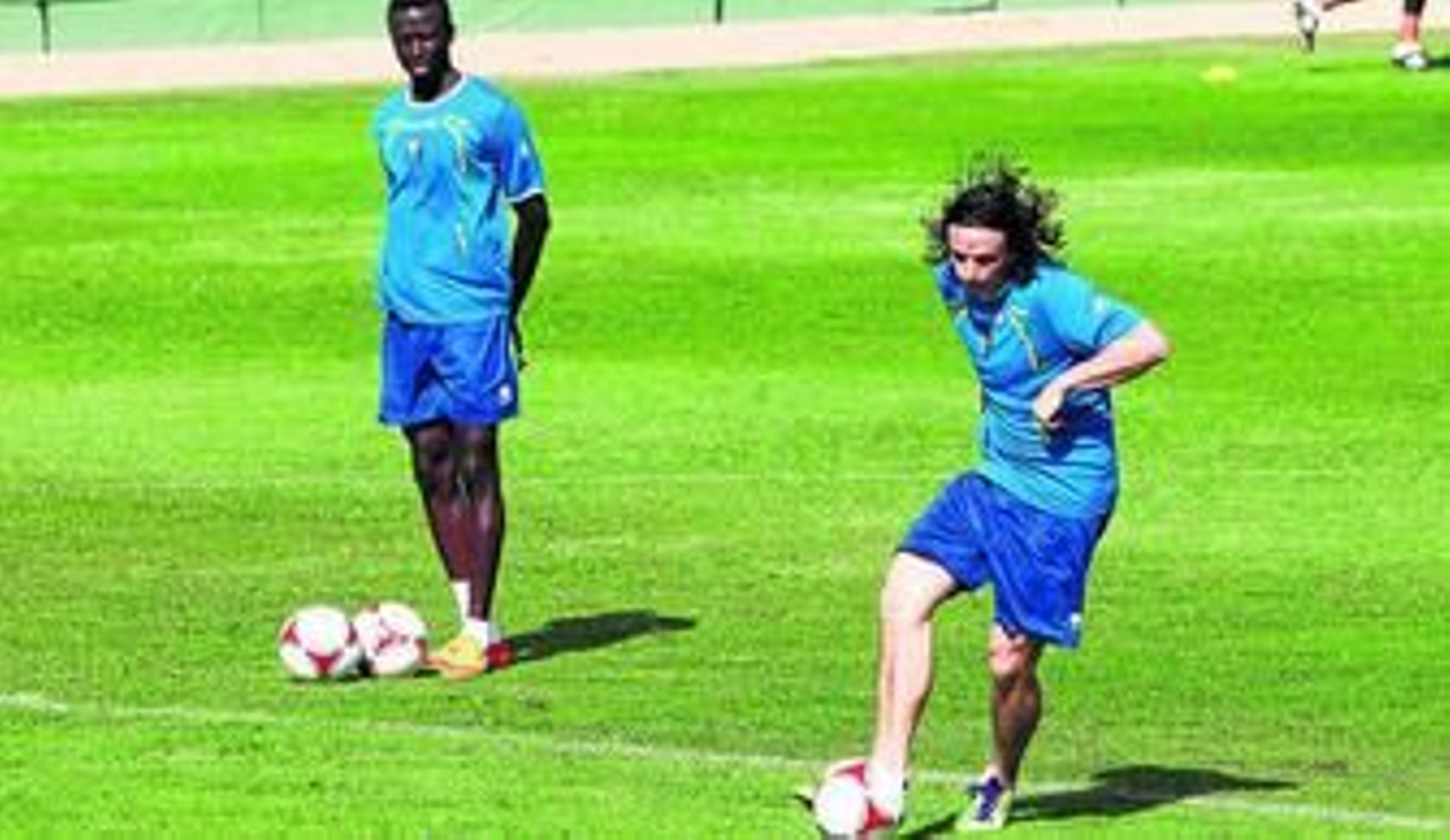 Edison Torres golpea el esférico durante una sesión con Fall como testigo al fondo.