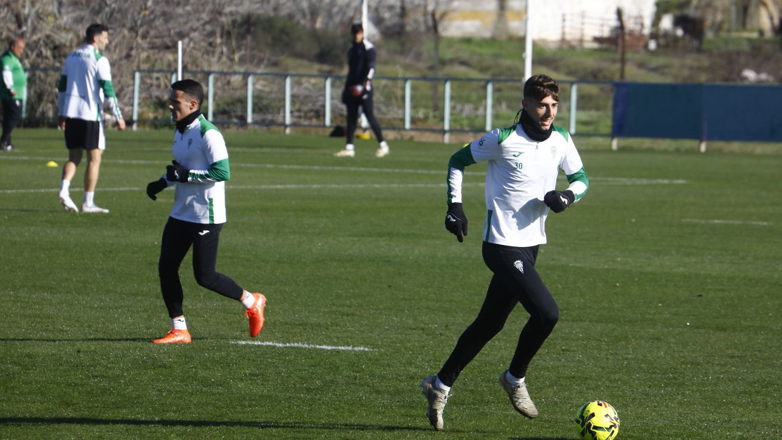 Dani Requena conduce el balón en un entrenamiento del Córdoba CF.