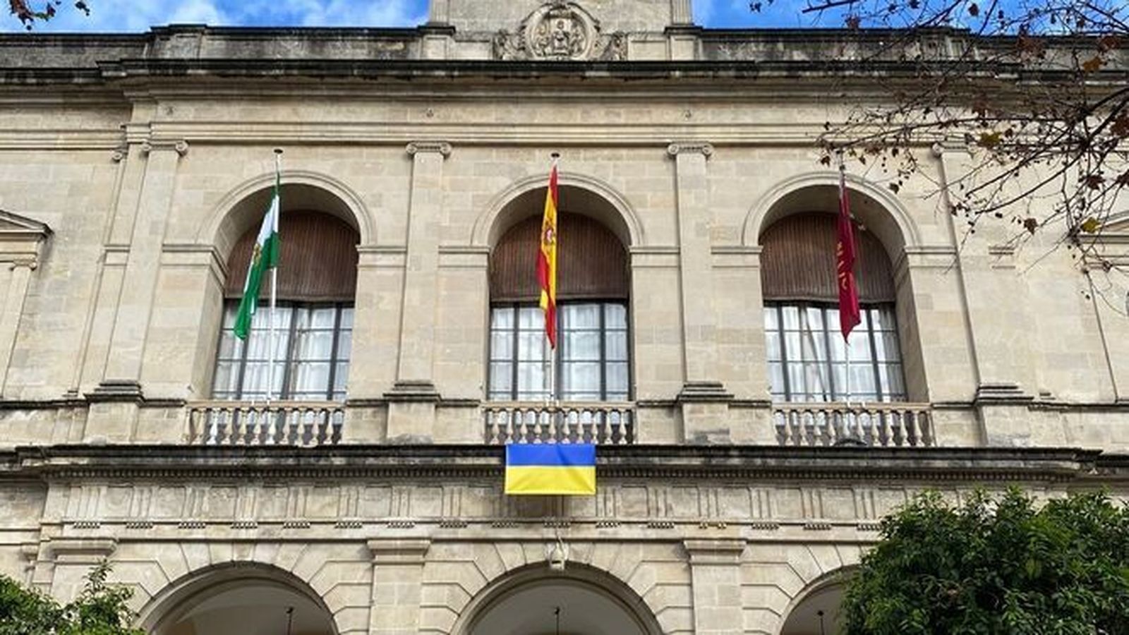 La bandera de Ucrania bajo la de España en el balcón del Ayuntamiento de Sevilla