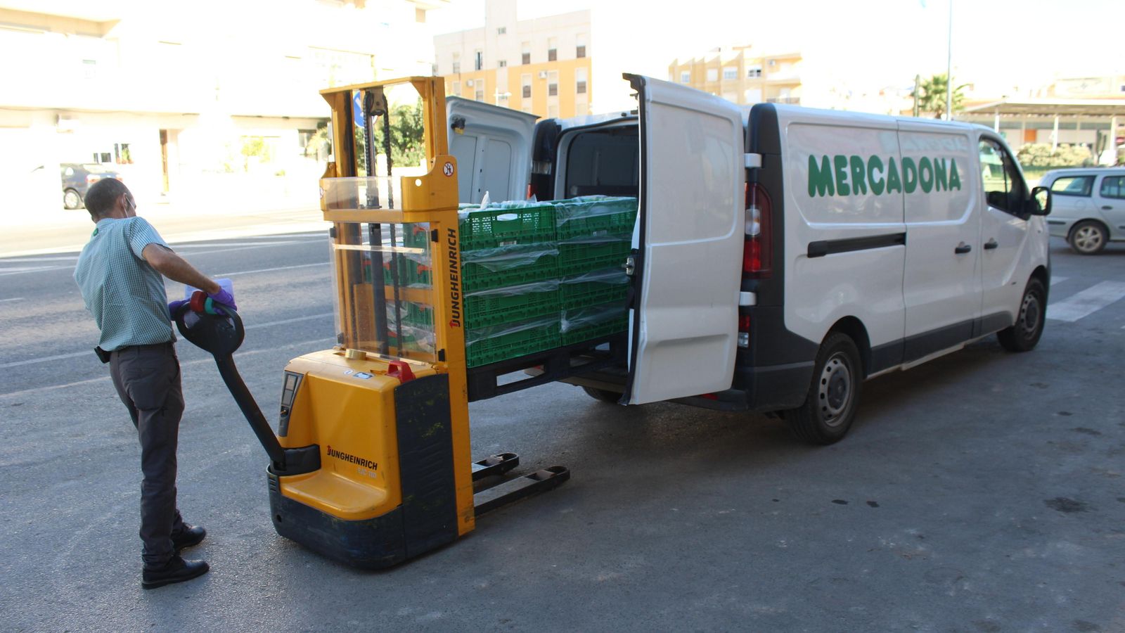 El encargado del reparto carga el furgón para ir a la residencia de ancianos.