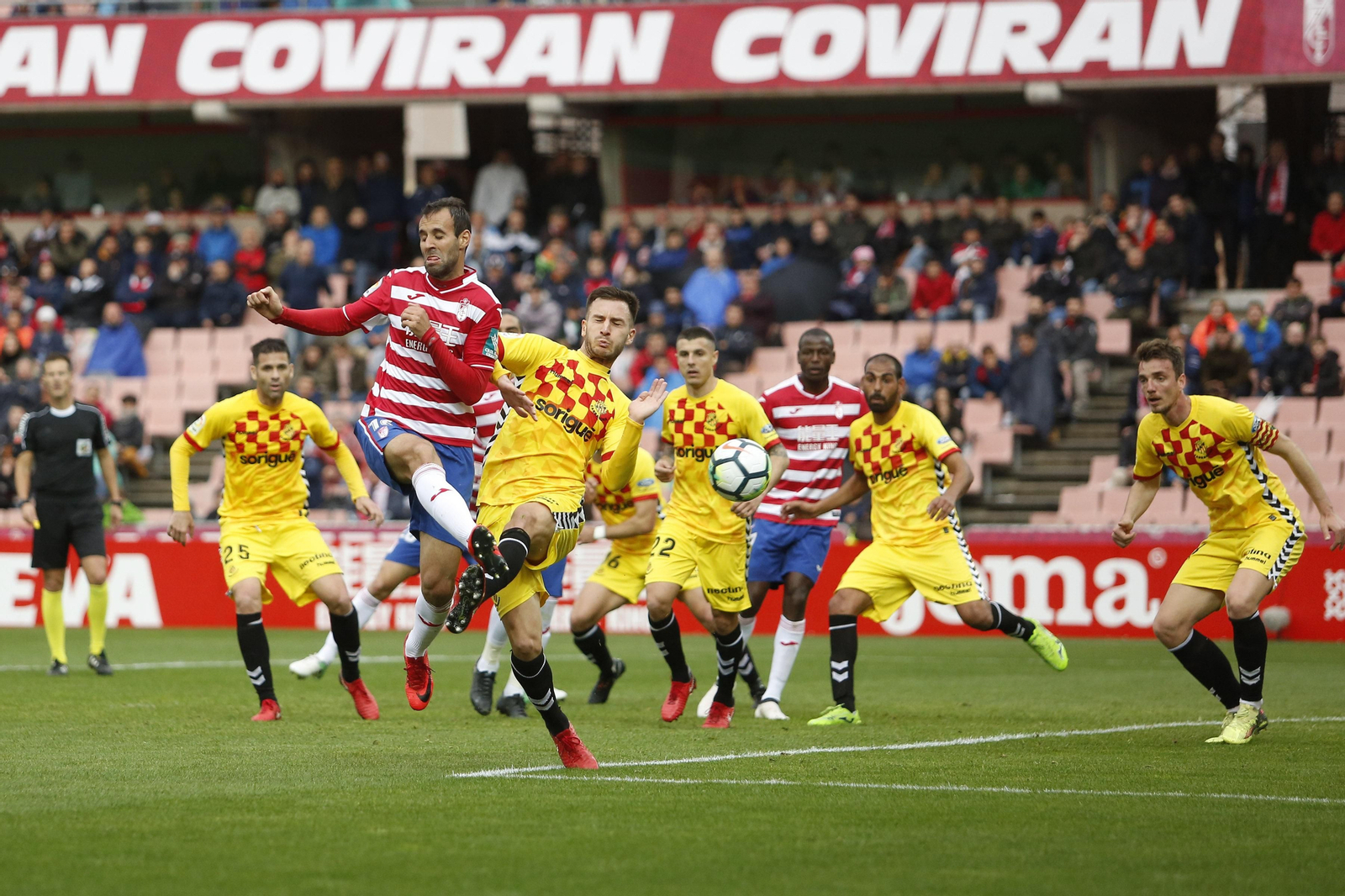 Remate de Víctor Díaz, en una de las ocasiones del Granada en el choque.