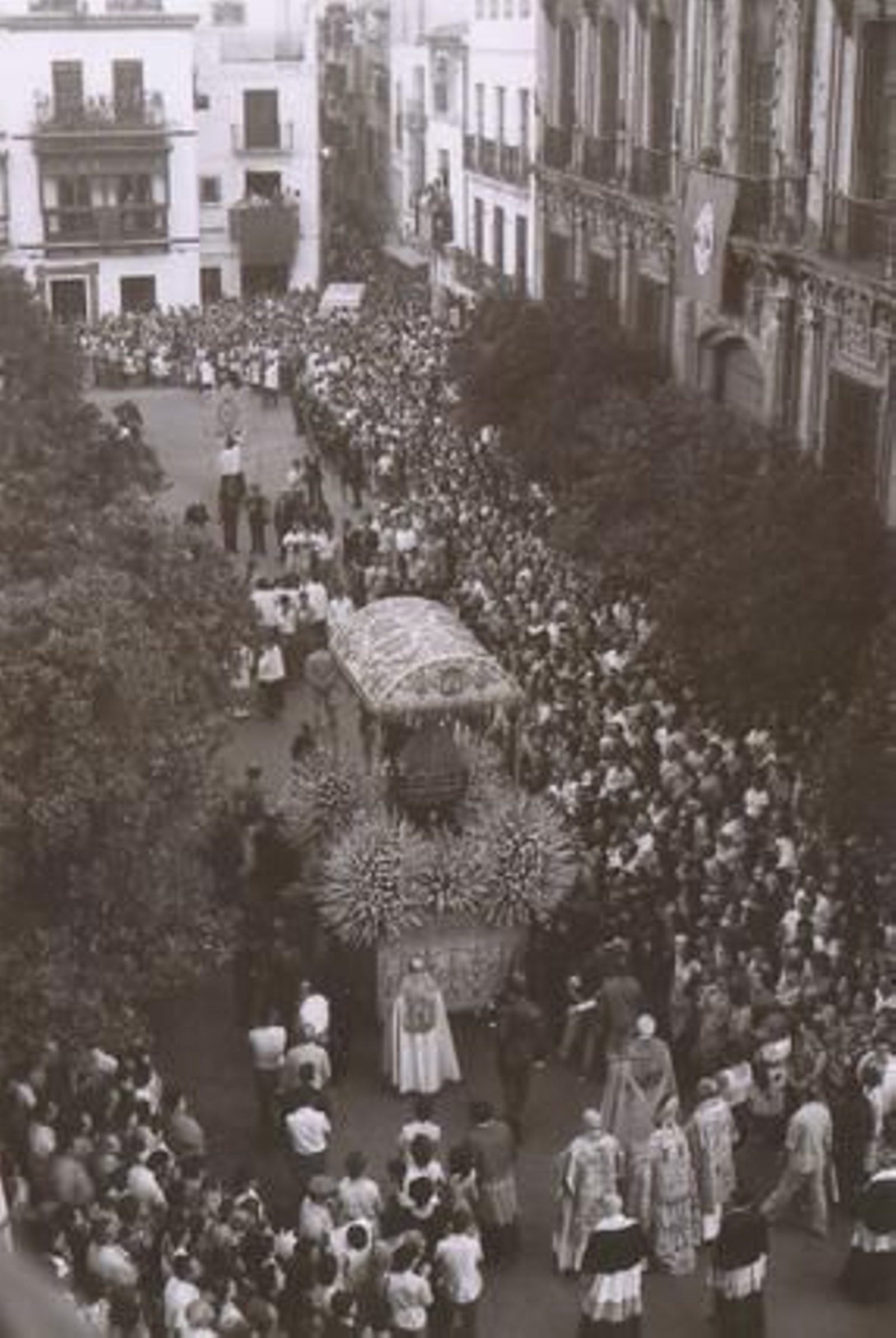 Por la calle Placentines. La Virgen de los Reyes se encamina a la esquina de Alemanes, donde se girará a la autoridad eclesiástica.

Foto: Jesus Martin Cartaya