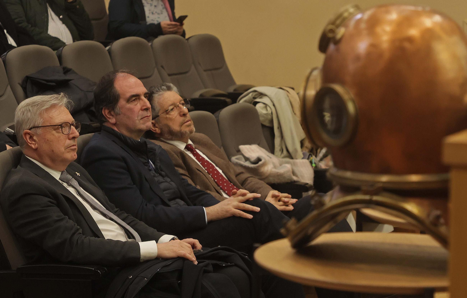 Fotos de la restauración de un traje clásico de buzo de la primera mitad del siglo XX en Algeciras