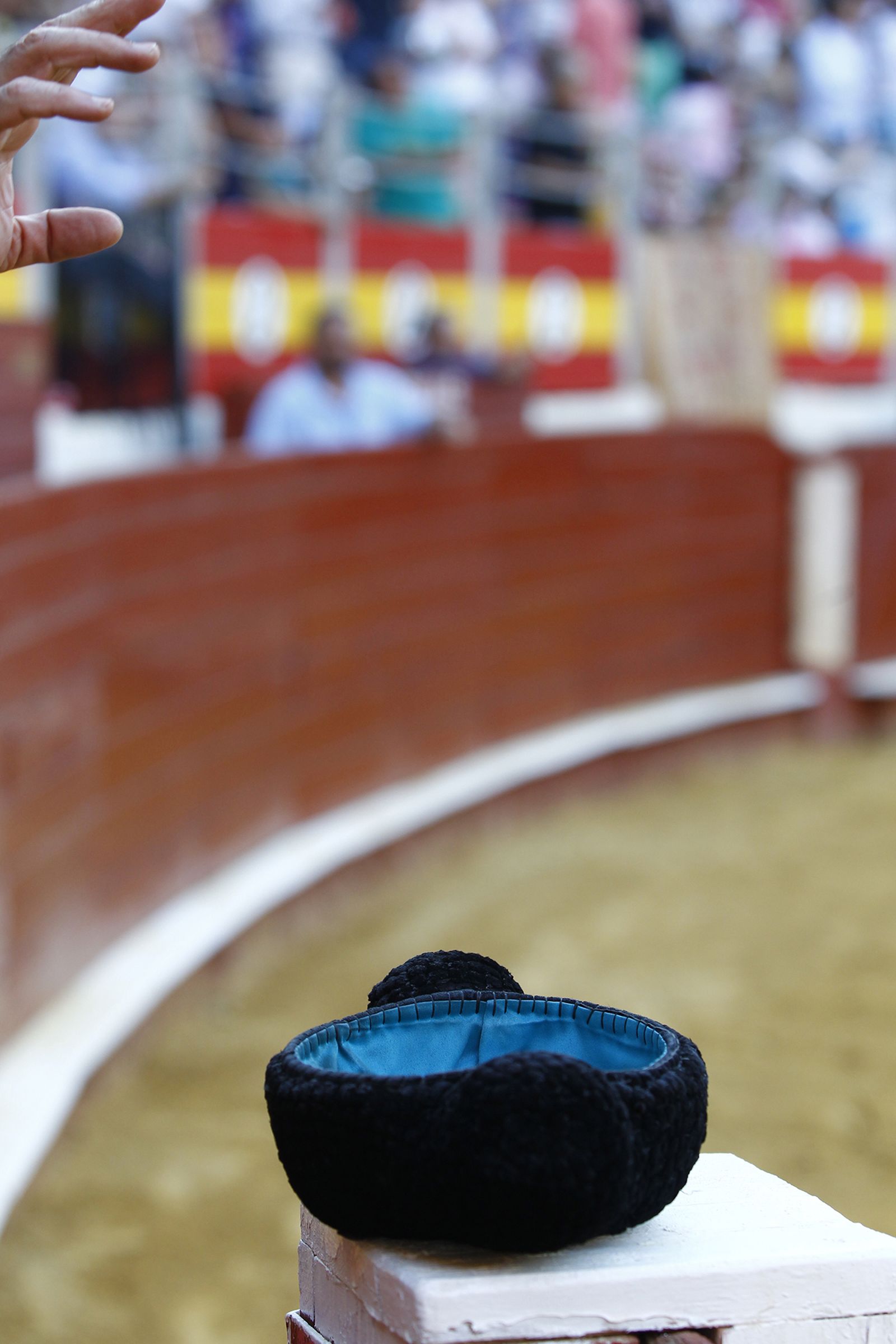 Imágenes del 'ambiente' en la corrida de toros de la Feria de Almería, con los diestros Morante de la Puebla, El Juli y Tomás Rufo