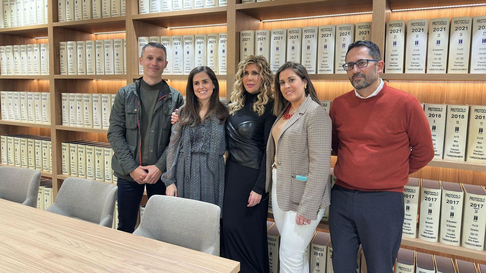 Inmaculada Vilar, en el centro, junto a una parte de su equipo. Inmaculada Vilar, en el centro, junto a una parte de su equipo.