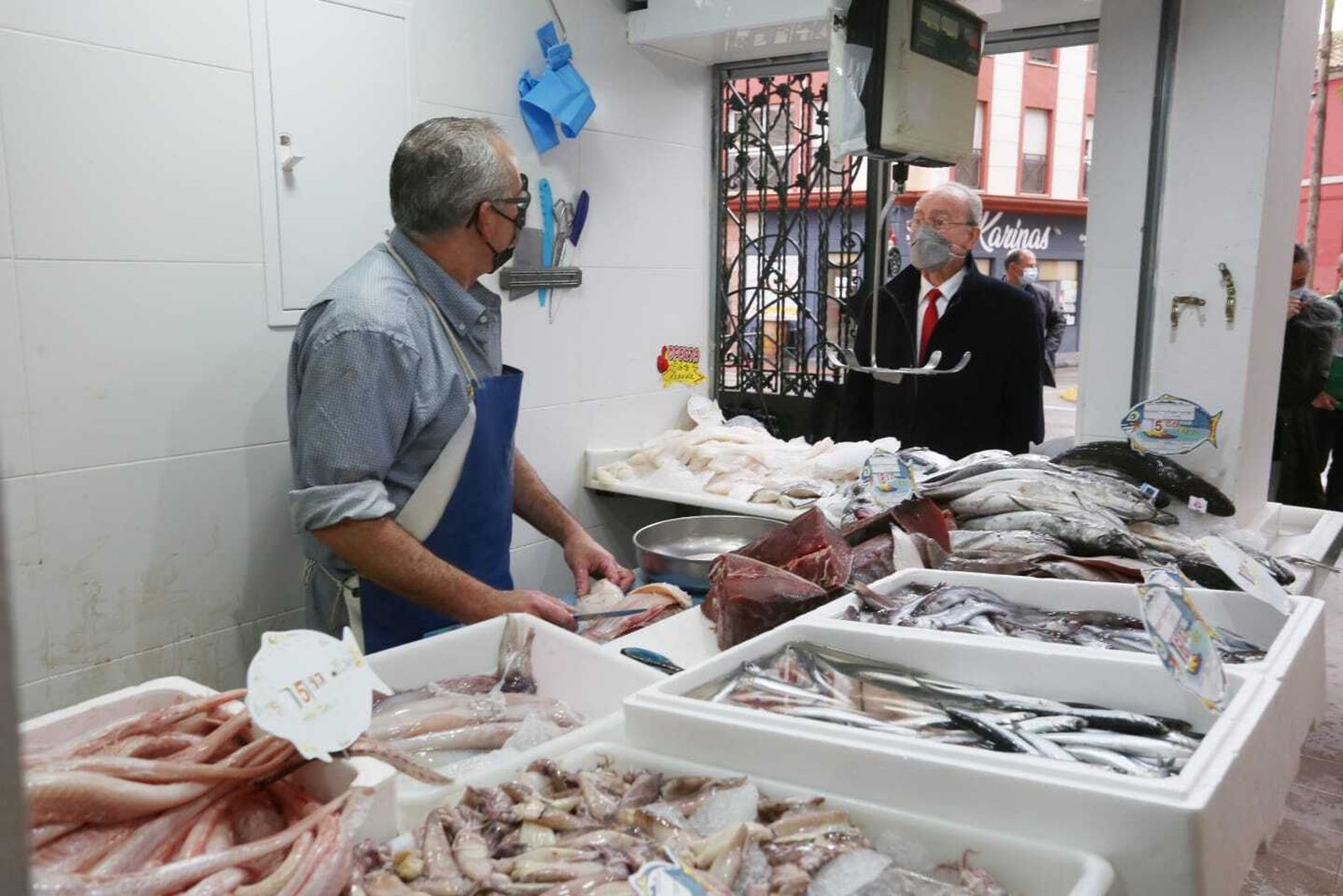 El alcalde de Málaga, Francisco de la Torre, en uno de los puestos del mercado de Salamanca.
