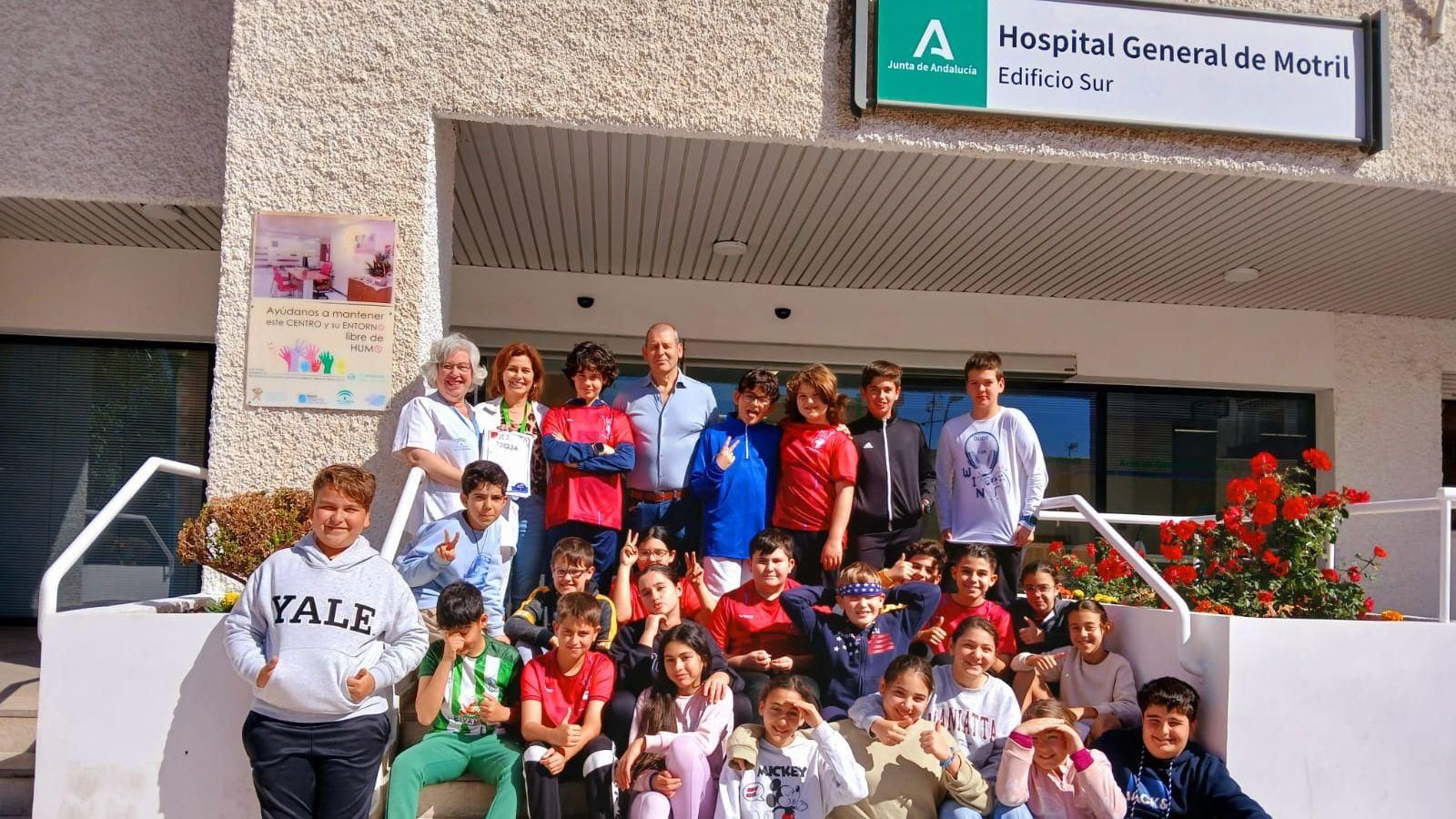 Alumnos del Reina Fabiola de Motril visitan el Hospital Santa Ana por el Día Internacional de la Poesía