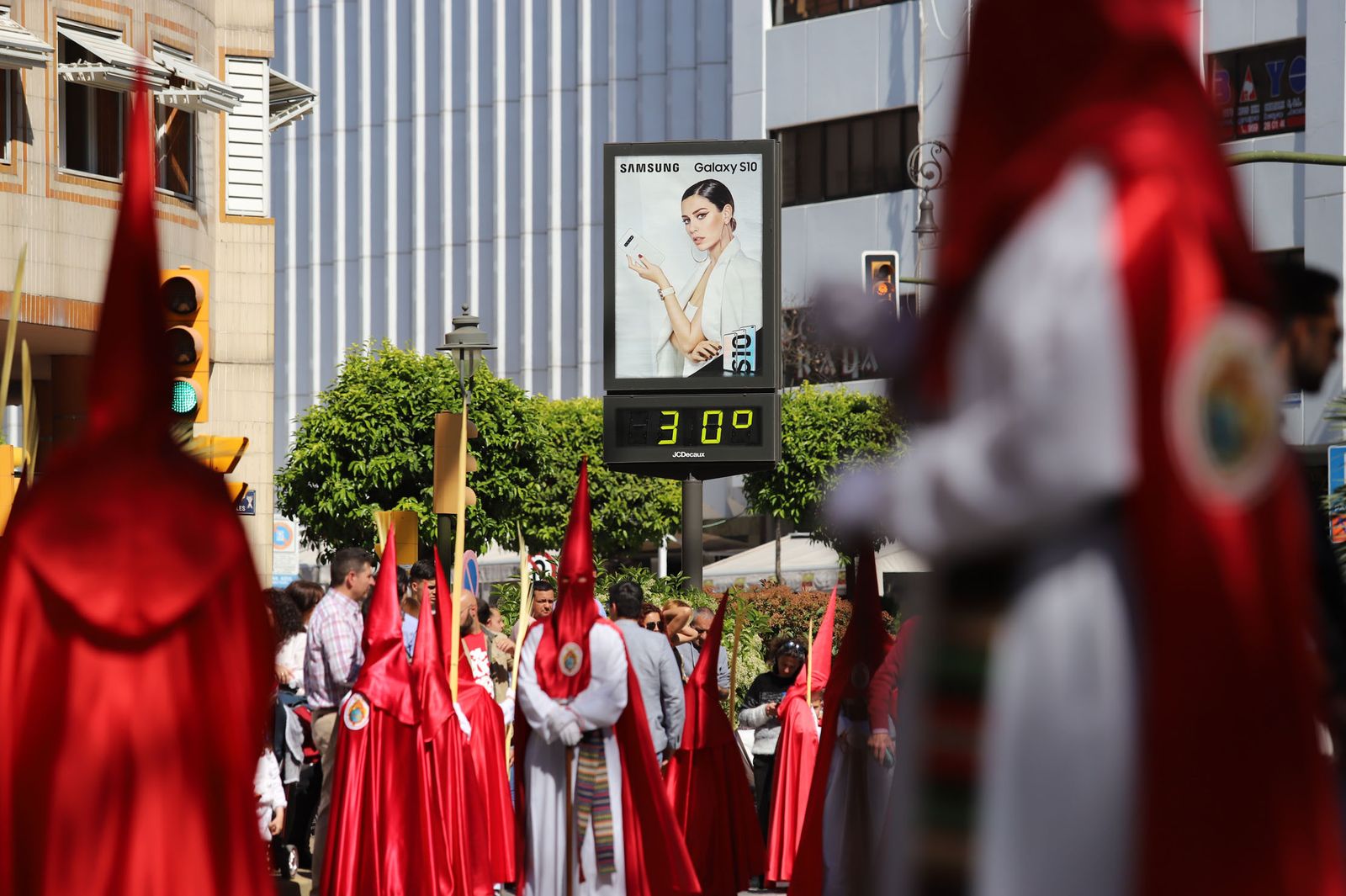 Imágenes del recorrido de la Borriquita  por las calles de Huelva