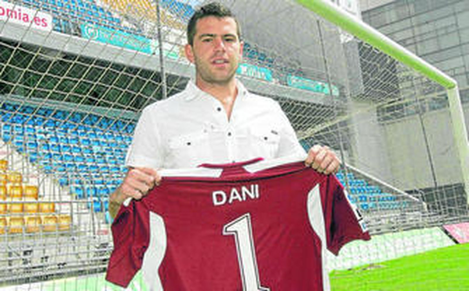 Dani Miguélez sostiene su camiseta, que difícilmente vuelva a vestir en la presente campaña.