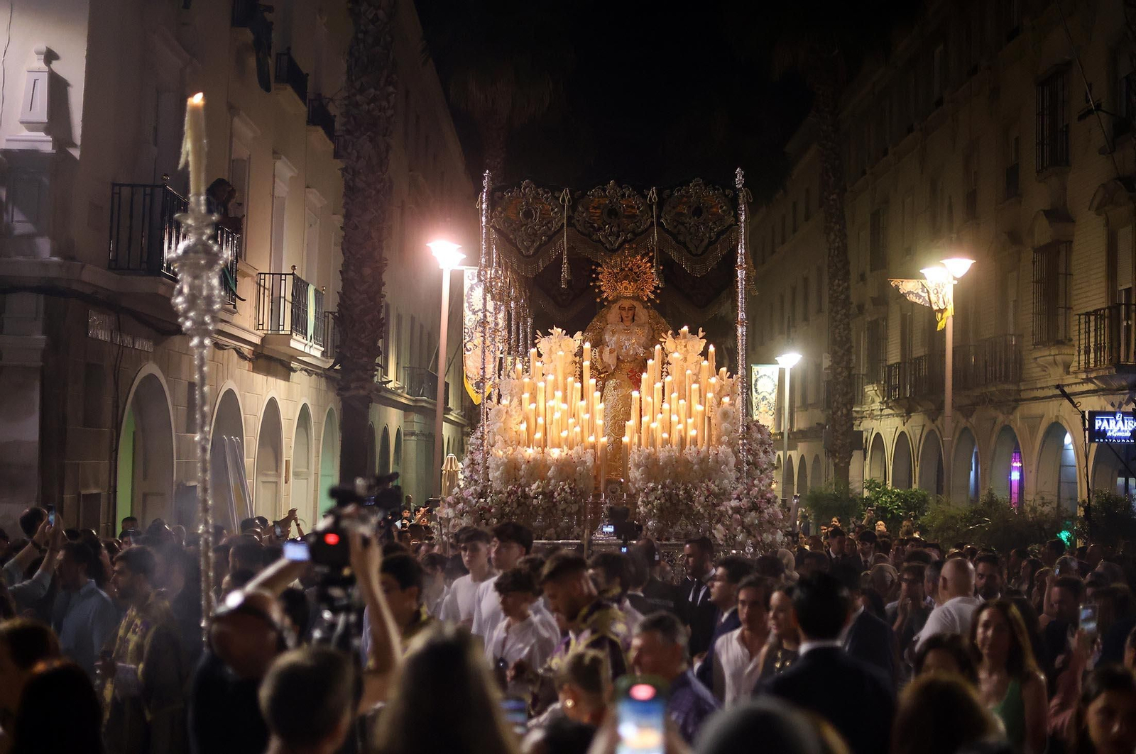 Imágenes de la procesión extraordinaria de la Virgen de la Esperanza por las calles de Huelva