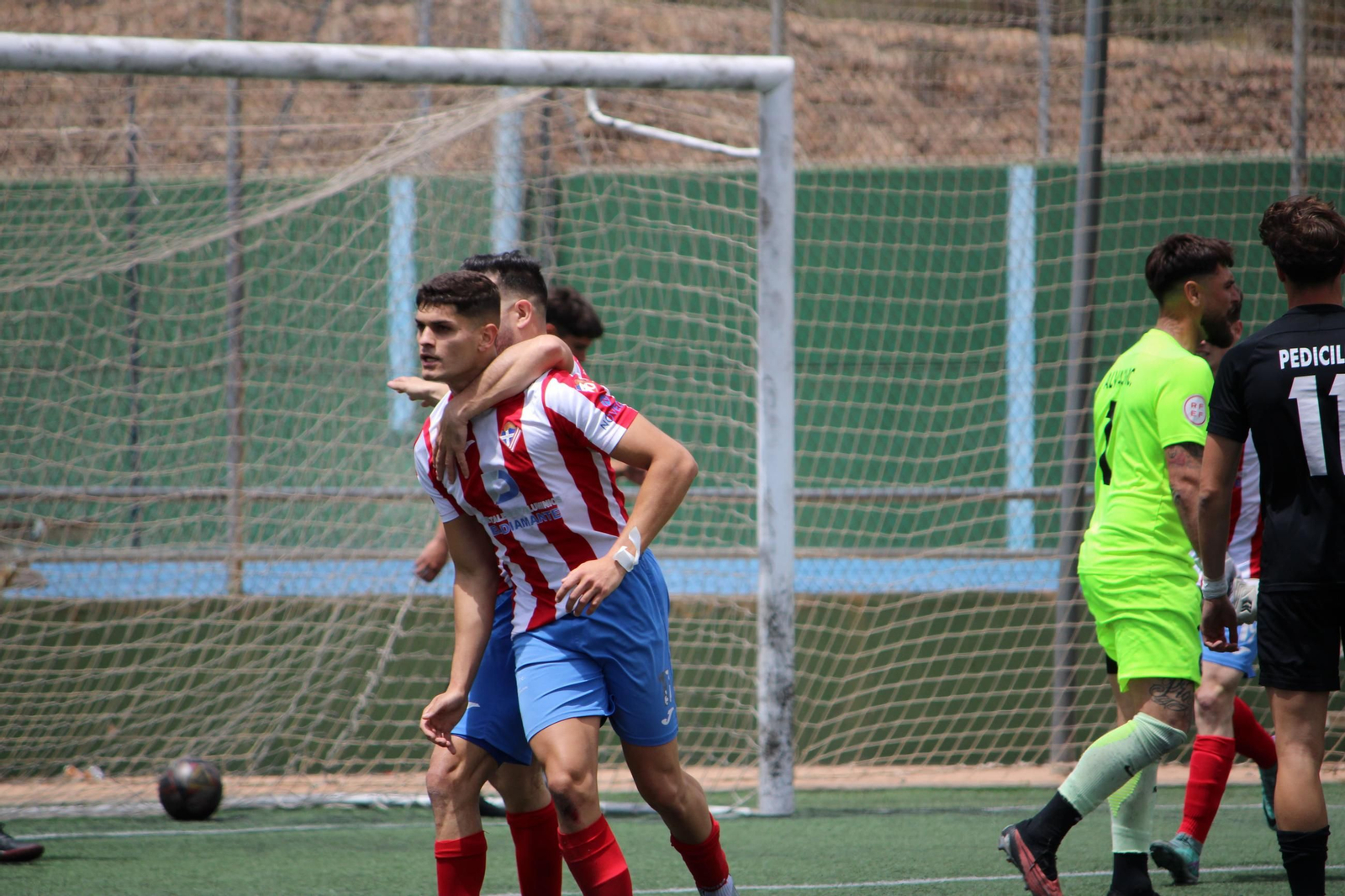 El almeriense celebra un gol con la camiseta del Poli Almería durante un encuentro de la pasada temporada.