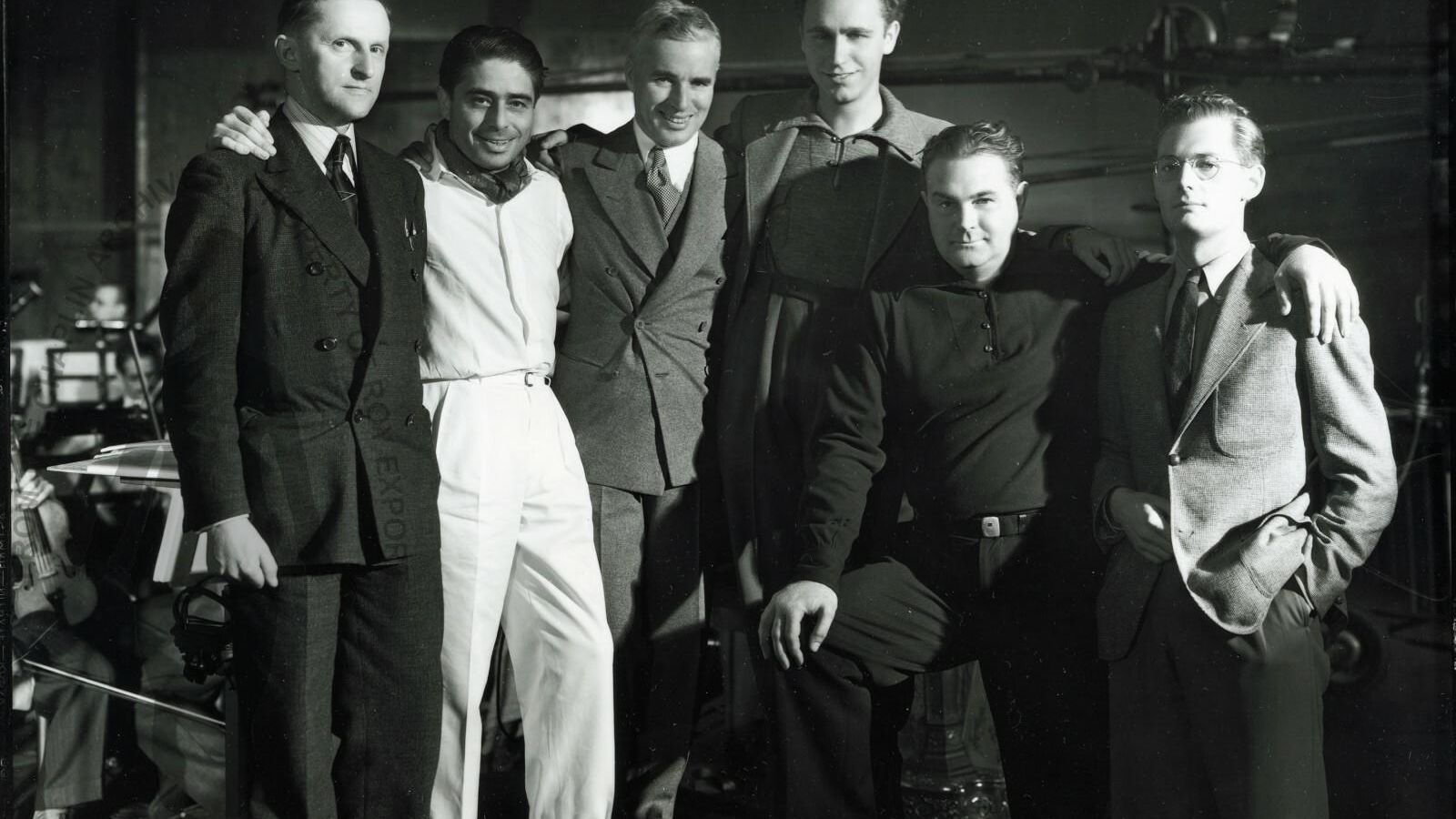 Chaplin flanqueado por Alfred Newman y David Raksin en la grabación de 'Tiempos modernos' (1925) Chaplin flanqueado por Alfred Newman y David Raksin en la grabación de 'Tiempos modernos' (1925)