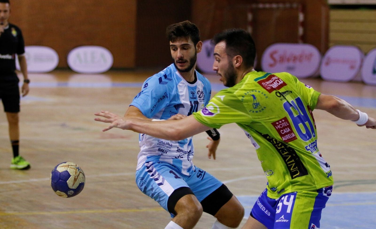 Álvaro Quintana lucha por un balón.