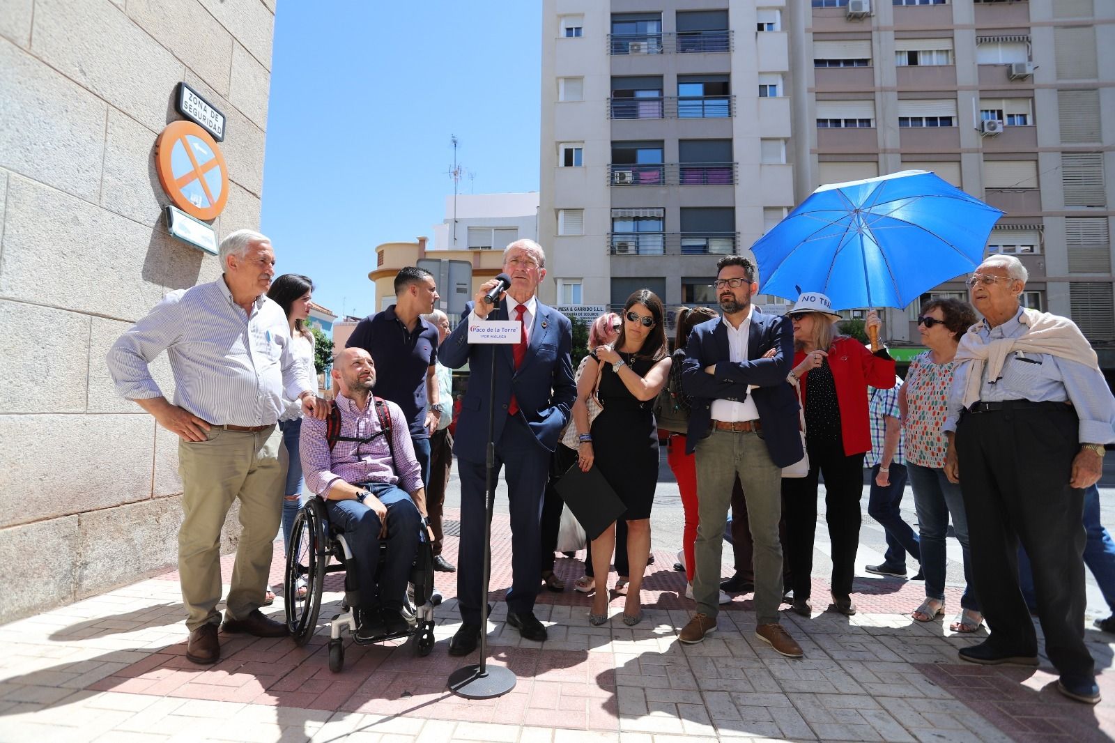 De la Torre, junto a vecinos y varios miembros de su candidatura a las municipales.