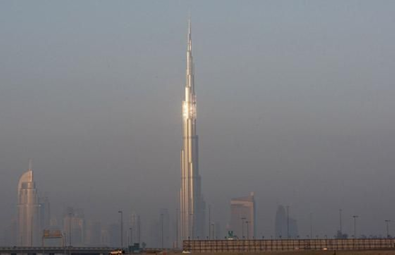 El nuevo 'skyline' de la ciudad con la Burj Dubai. / Reuters