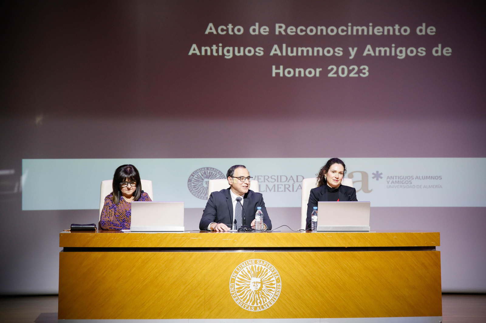 Imágenes del acto de reconocimiento a antiguos alumnos y amigos de honor en la UAL