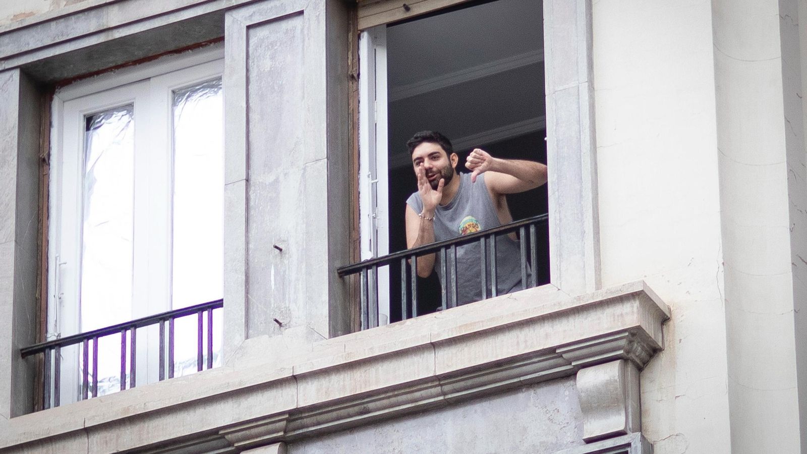 Un hombre se burla de la manifestación en apoyo a Palestina en Granada