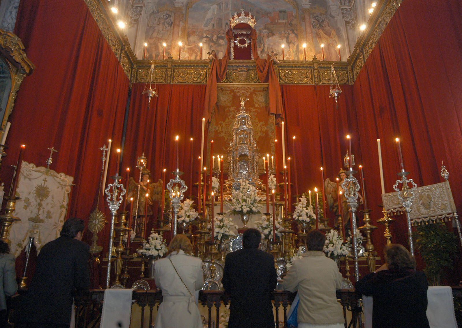 El Monumento Eucarístico de la parroquia de la Magdalena, con el Santísimo en la Custodia de la Hermandad Sacramental.
