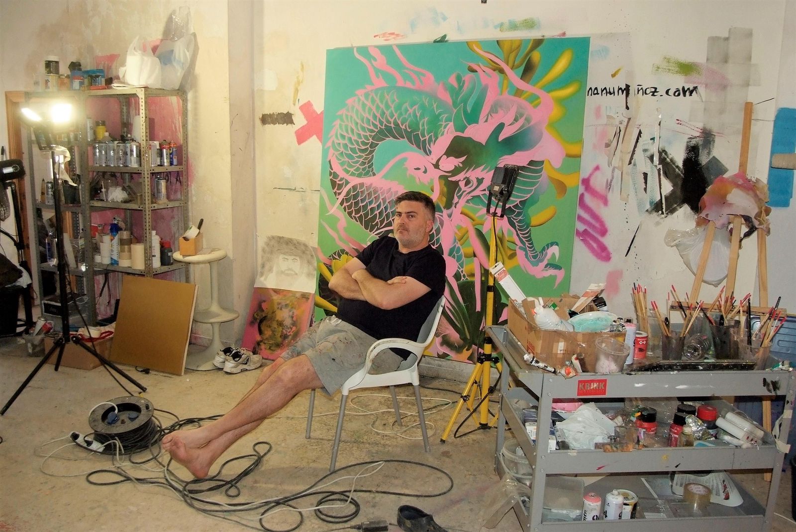Manu Muñoz en su estudio en Cabo de Gata, junto a una de las obras que expone en Barcelona.