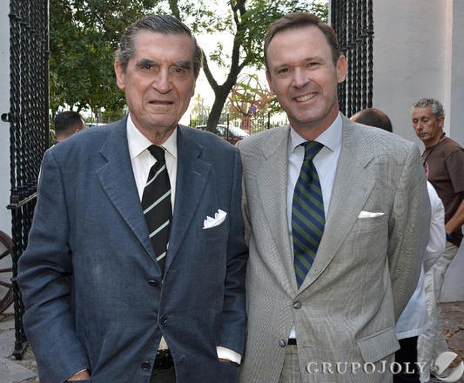 El ex alcalde de Sevilla Fernando de Parias Merry, con su hijo Carlos de Parias Halcón.

Foto: Belen Vargas-Juan Carlos Vazquez-Manuel Gomez