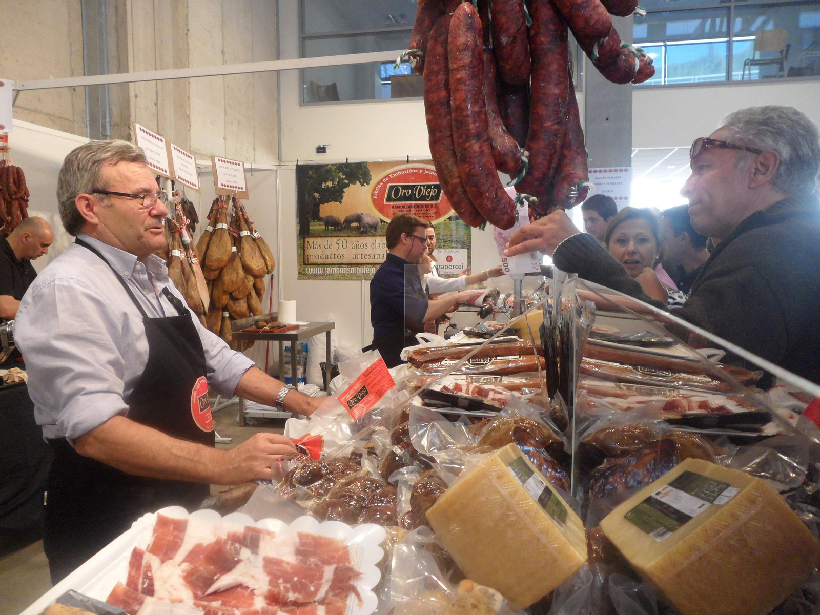 Numeroso público visita los diferentes puestos instalados en una edición anterior de la feria.