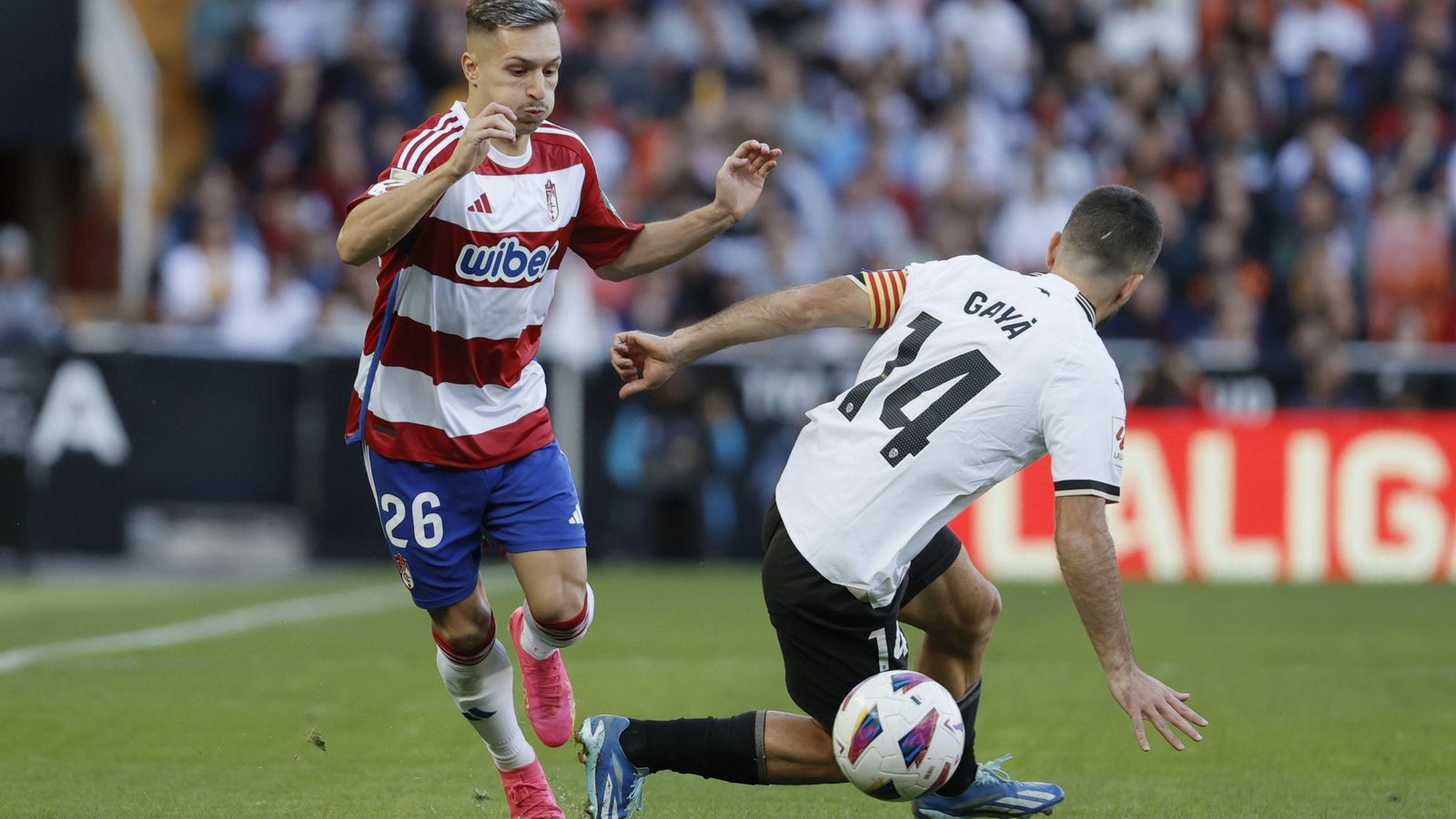 Bryan Zaragoza estuvo en todo momento muy vigilado.