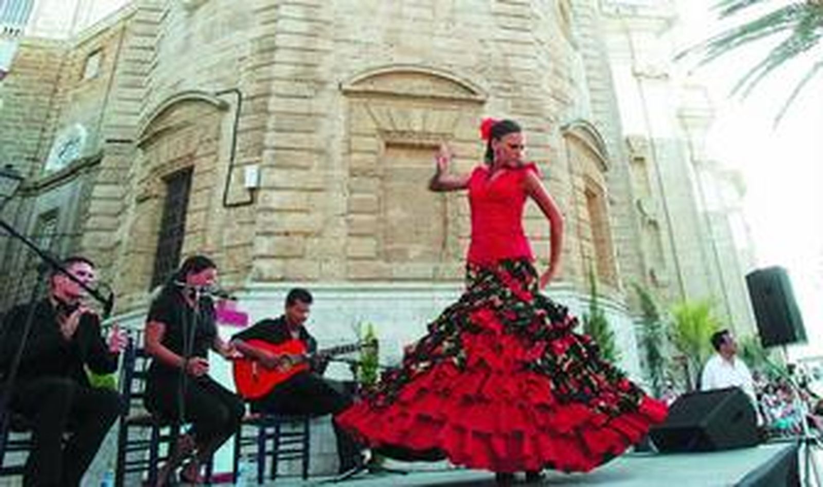 Primera de las actuaciones del Ciclo Flamenco de Verano, ayer en la Plaza de la Catedral.