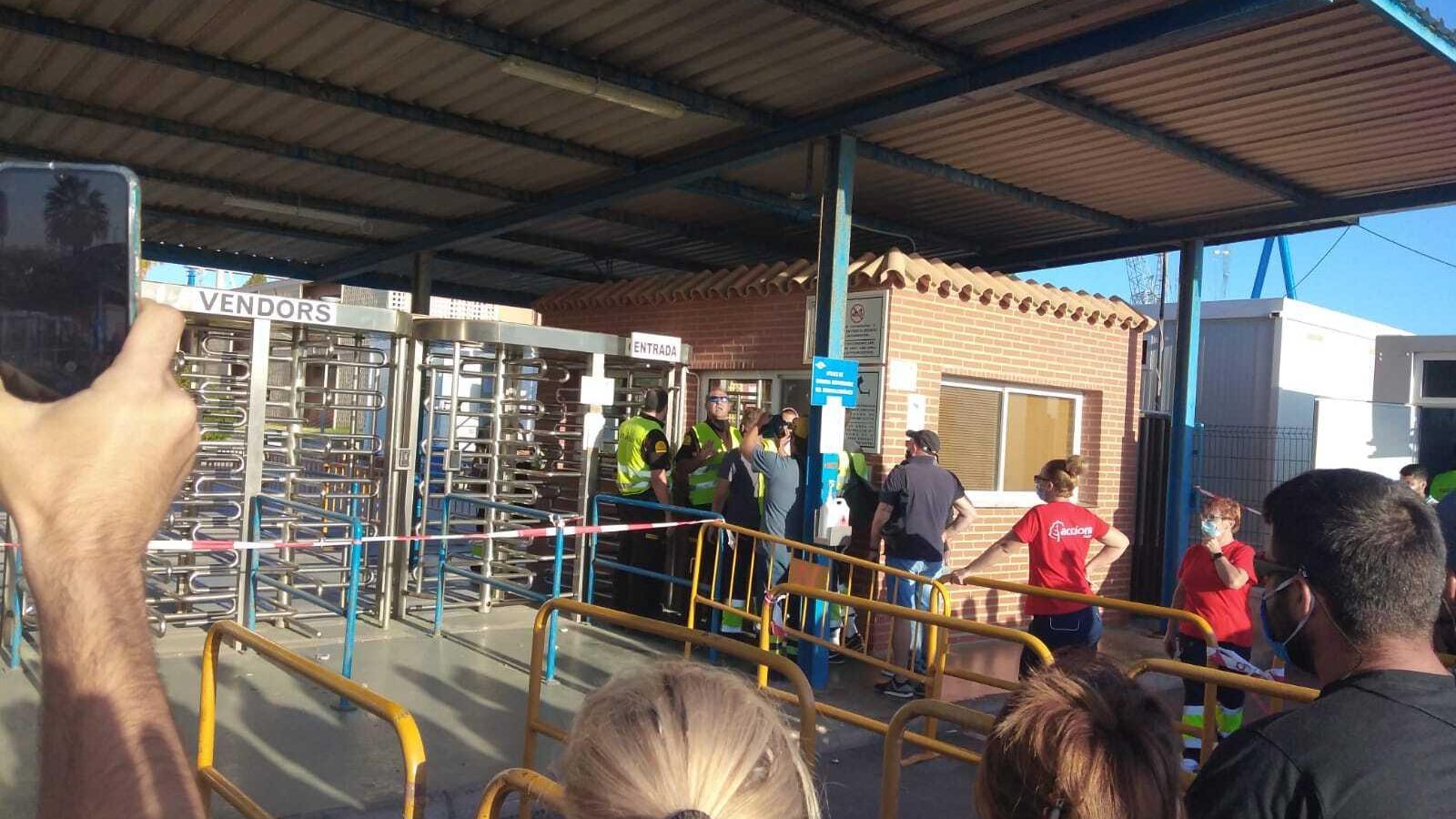 Operarios del metal intentan acceder a la factoría de Navantia Puerto Real