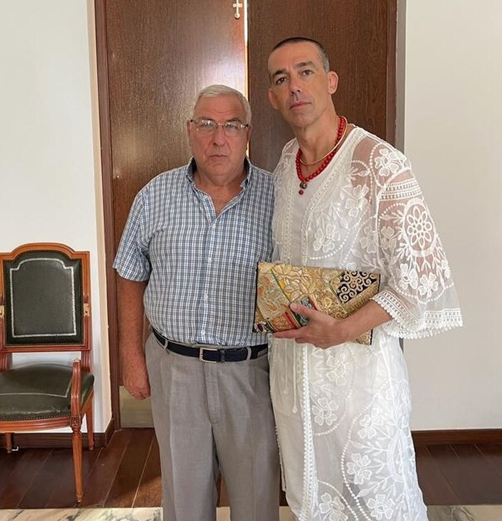 El presidente de la Asociación de Amigos de los Patios, José Ignacio Delgado Poullet, junto al concejal de fiestas David Calleja.