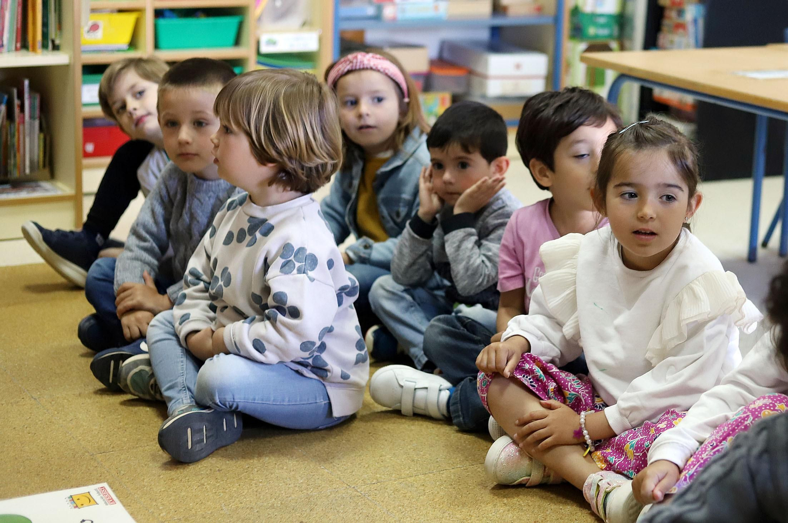 Imágenes de los alumnos de infantil de El Puntal haciendo de periodistas