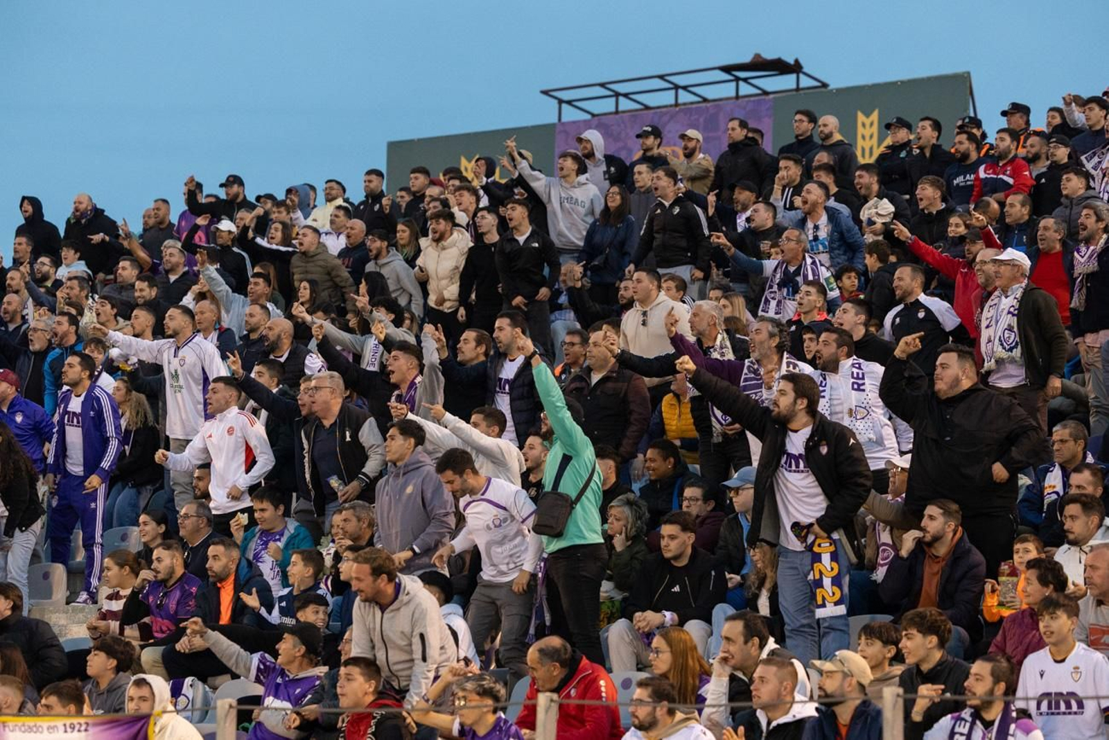 Aficionados jiennenses el pasado domingo en el Nuevo Estadio Municipal de La Victoria.
