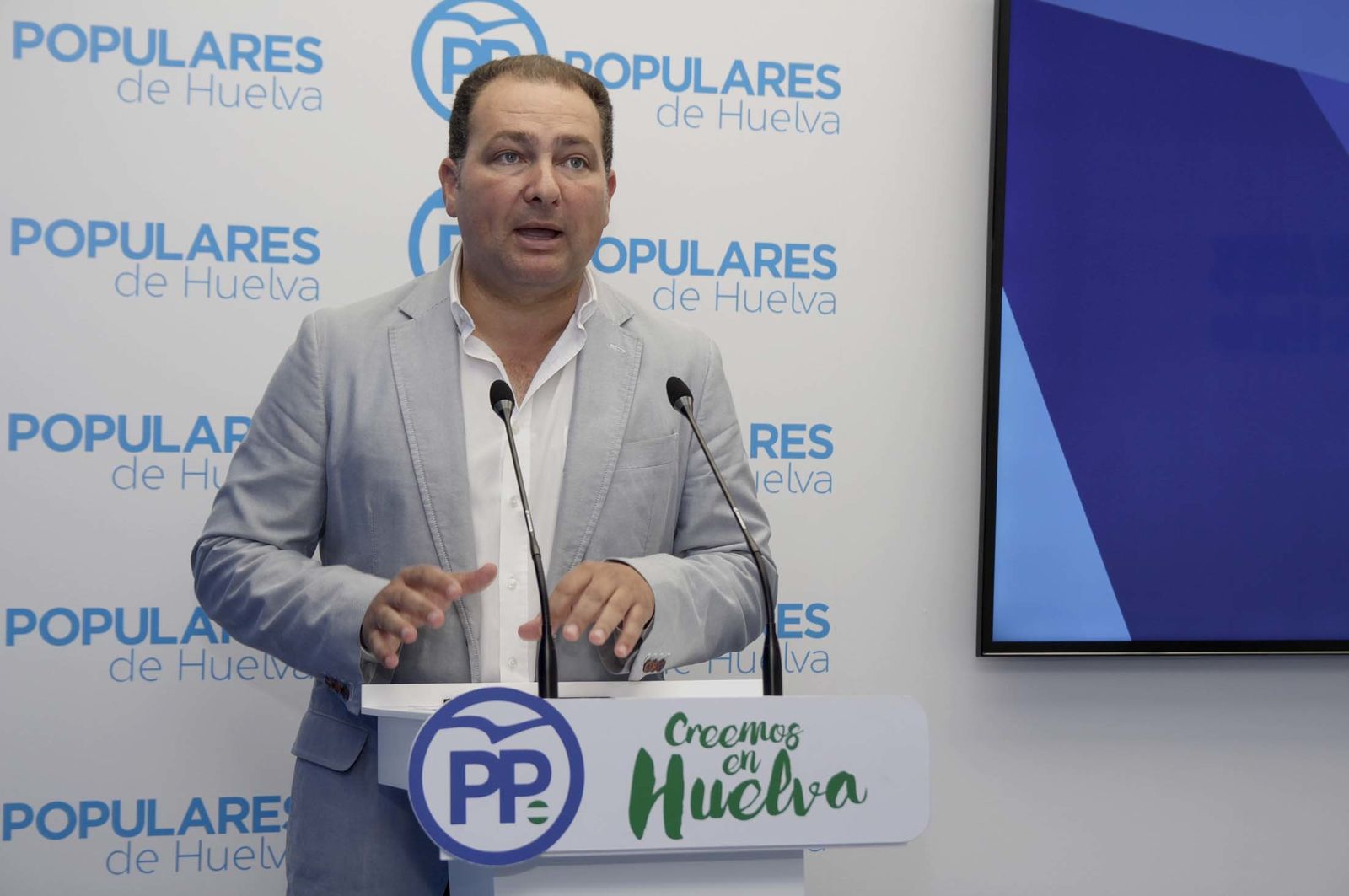El secretario general del PP de Huelva, David Toscano, en rueda de prensa.