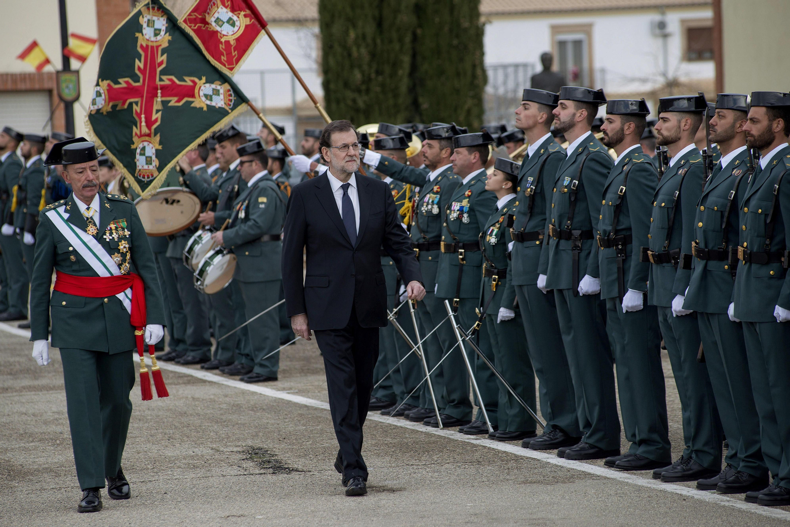 Mariano Rajoy pasa revista a su llegada al acto en Baeza.