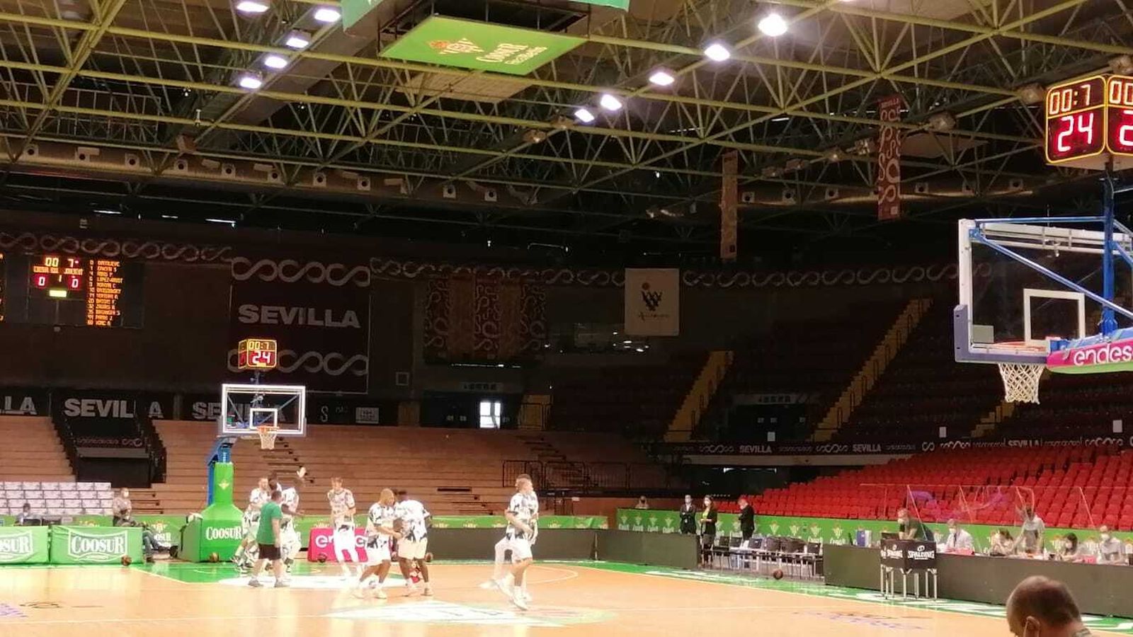Los jugadores del Betis, durante la rueda de calentamiento.