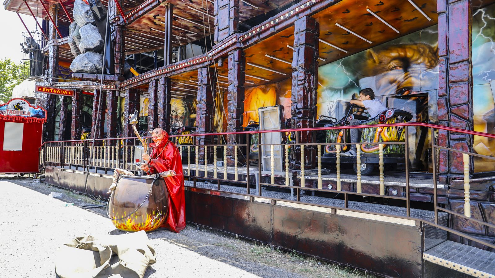Un trabajador descansa durante el desmontaje