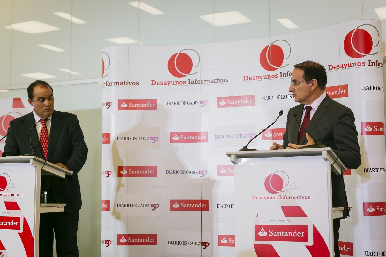 Un momento del coloquio con el público de González de Lara, en la imagen junto al director de Diario de Cádiz, David Fernández.
