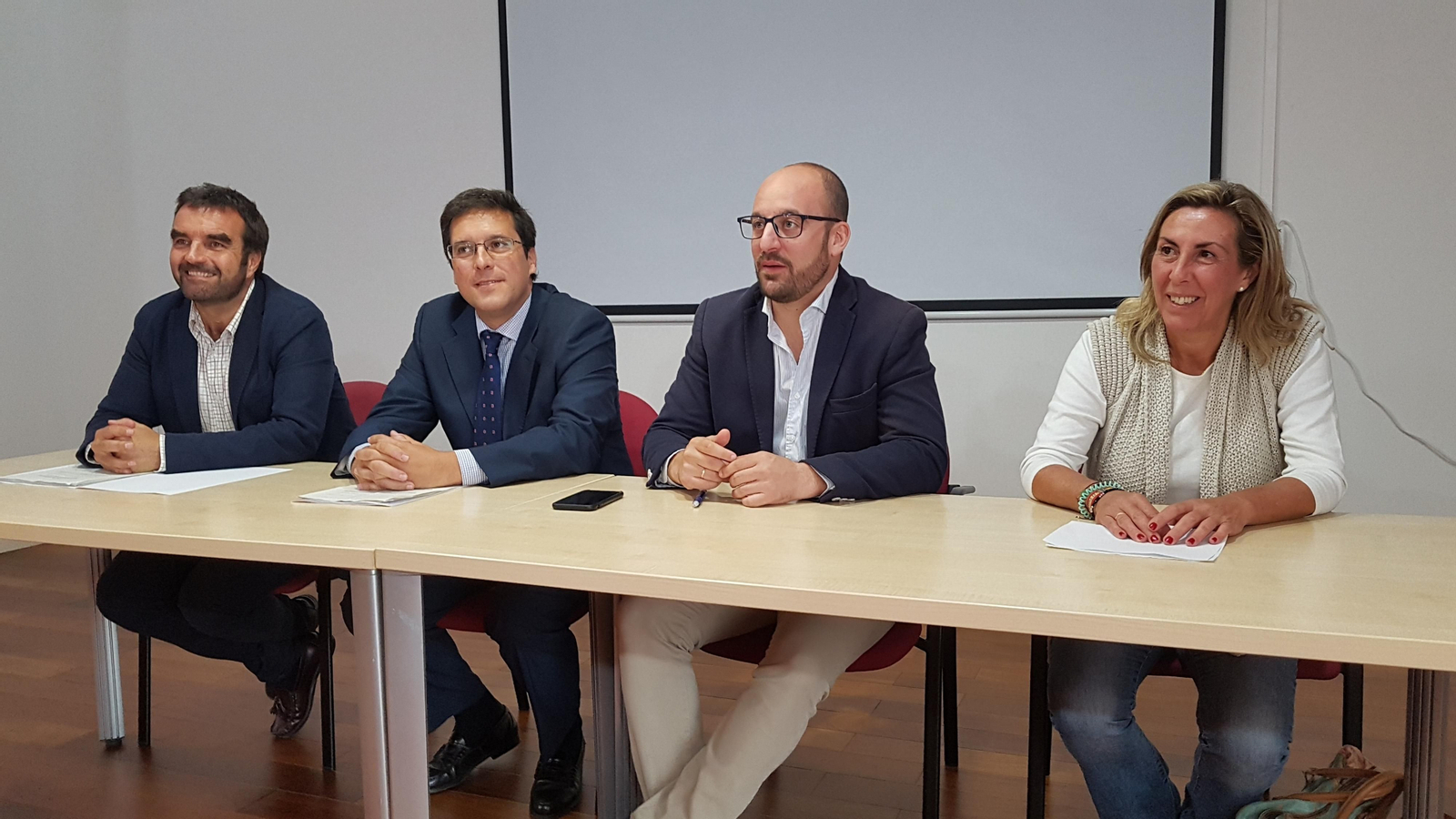 El alcalde Germán Beardo, junto a los concejales Marina Peris y Millán Alegre y al jefe de servicios de FCC Gabriel Jiménez. El alcalde Germán Beardo, junto a los concejales Marina Peris y Millán Alegre y al jefe de servicios de FCC Gabriel Jiménez.