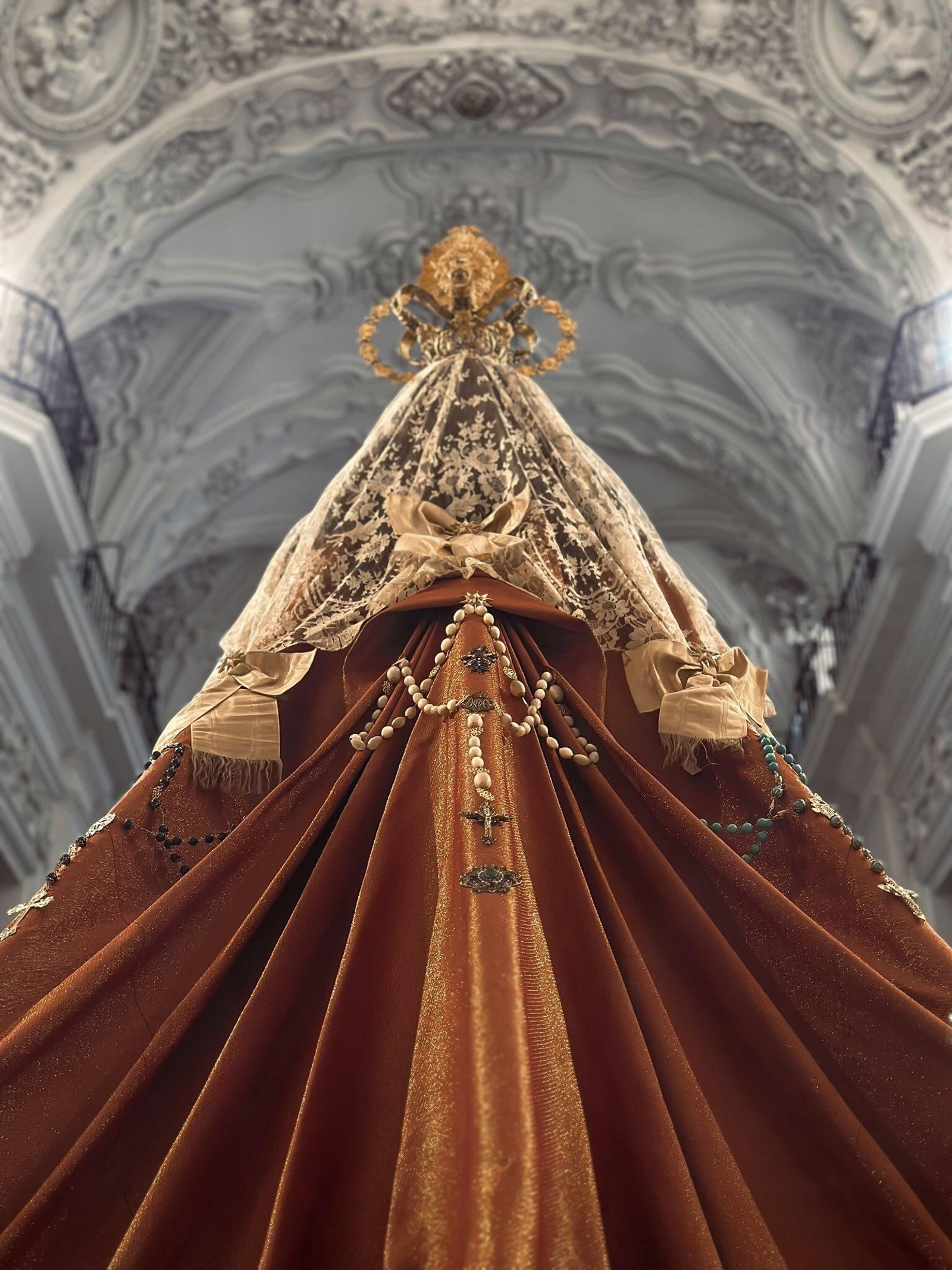 Manto con rosarios que lucirá la Patrona en Corpus.