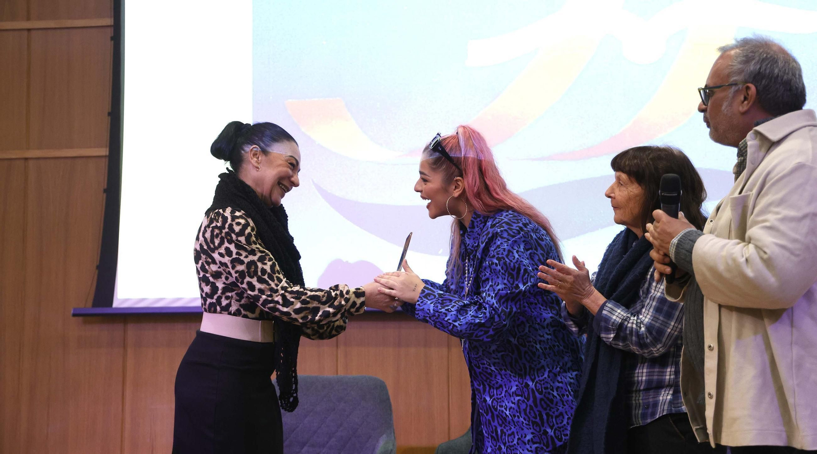 Fotos de la entrega de los premios del Ateneo de Algeciras a María Quiros y Tatiana Delalvz