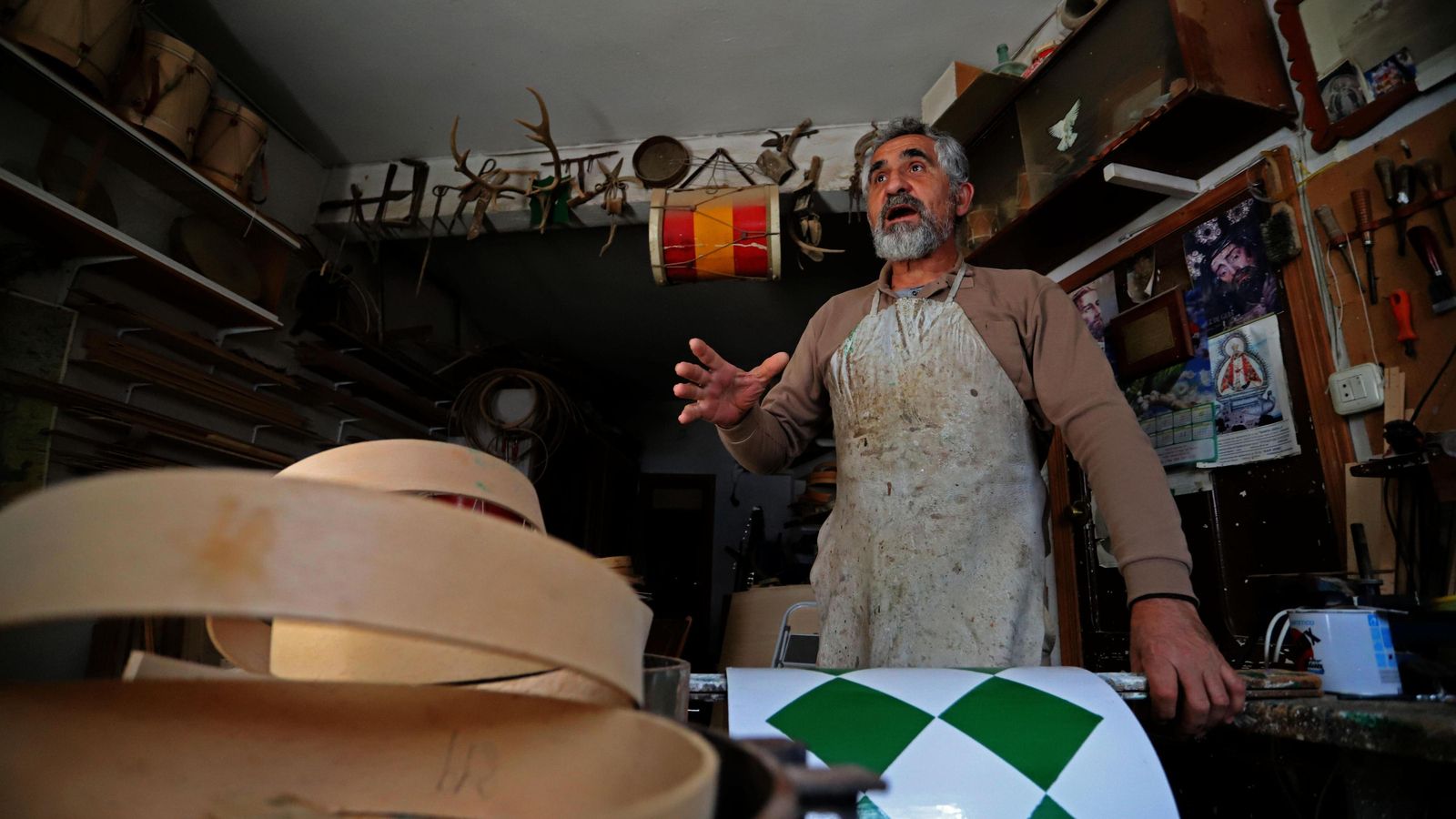 Antonio Martínez 'El Tormenta' en su taller de La Palma, donde hace tamboriles desde los 14 años.