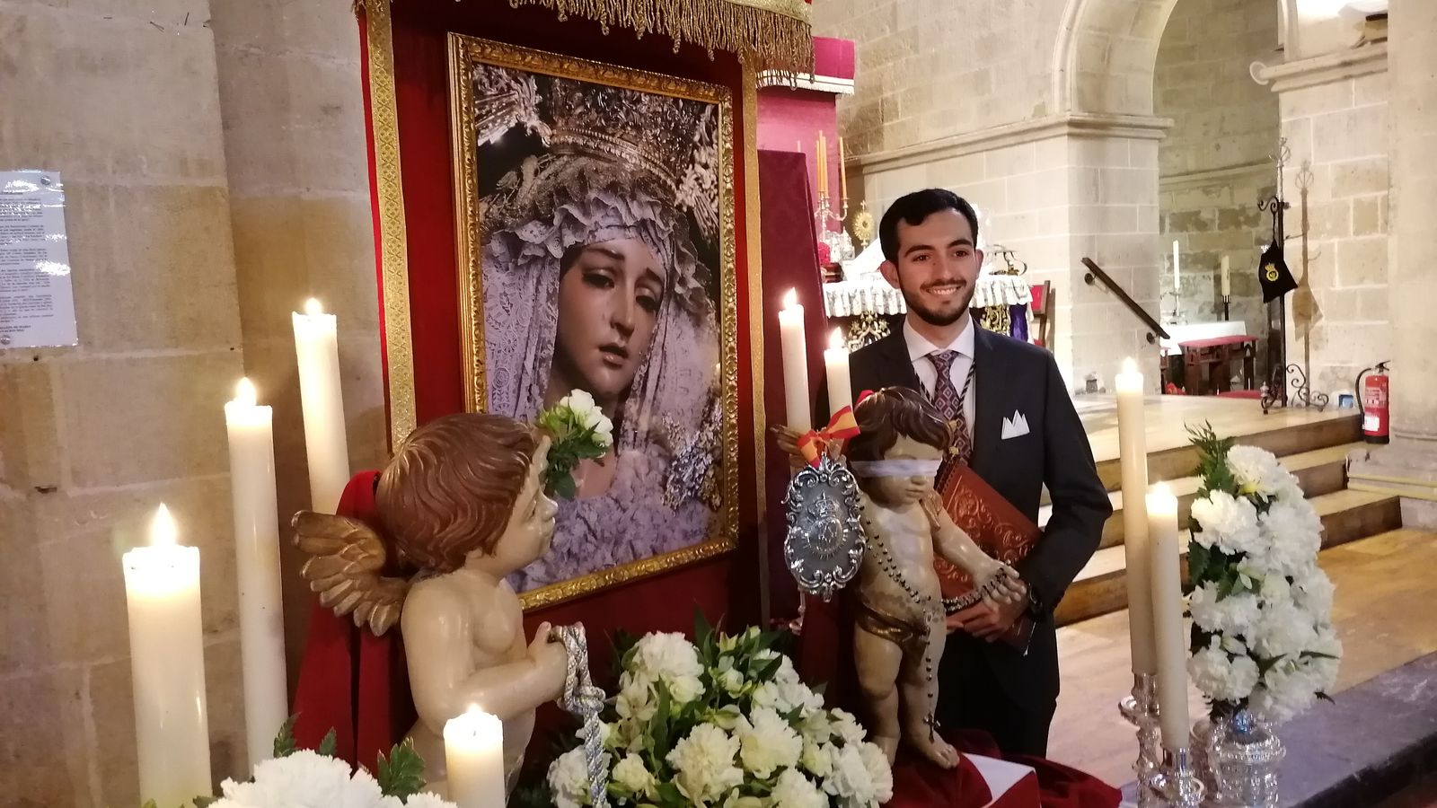 Manuel Santos, ante un pequeño altar con guiños a su hermandad de la Esperanza.